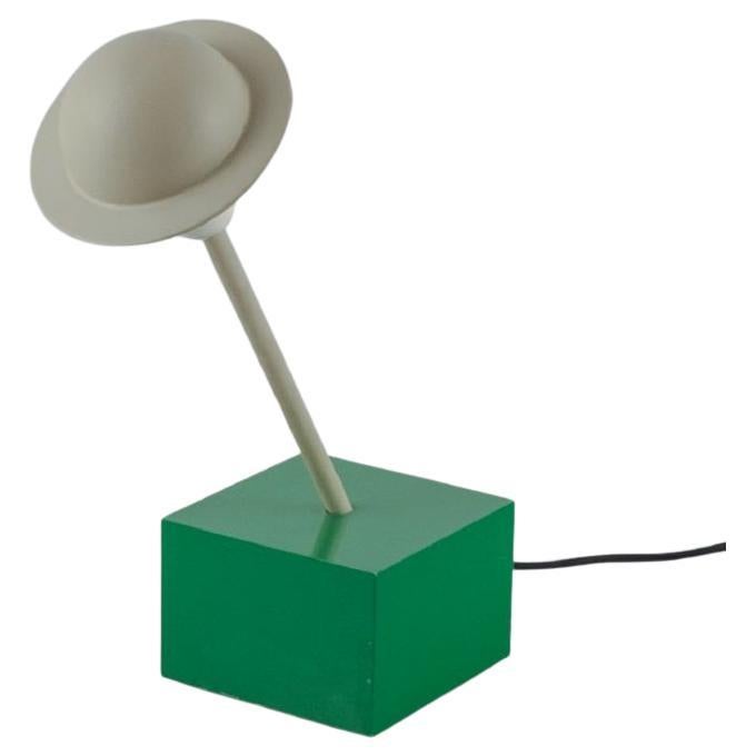 Ettore Sottsass pour Stilnovo. Rare lampe de table en métal peint en vert et gris.