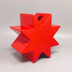 Vaso "Hsing" di Ettore Sottsass, ceramica smaltata rossa, prodotto in Italia, anni '80
