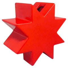 Vaso "Hsing" di Ettore Sottsass, ceramica smaltata rossa, prodotto in Italia, anni '80