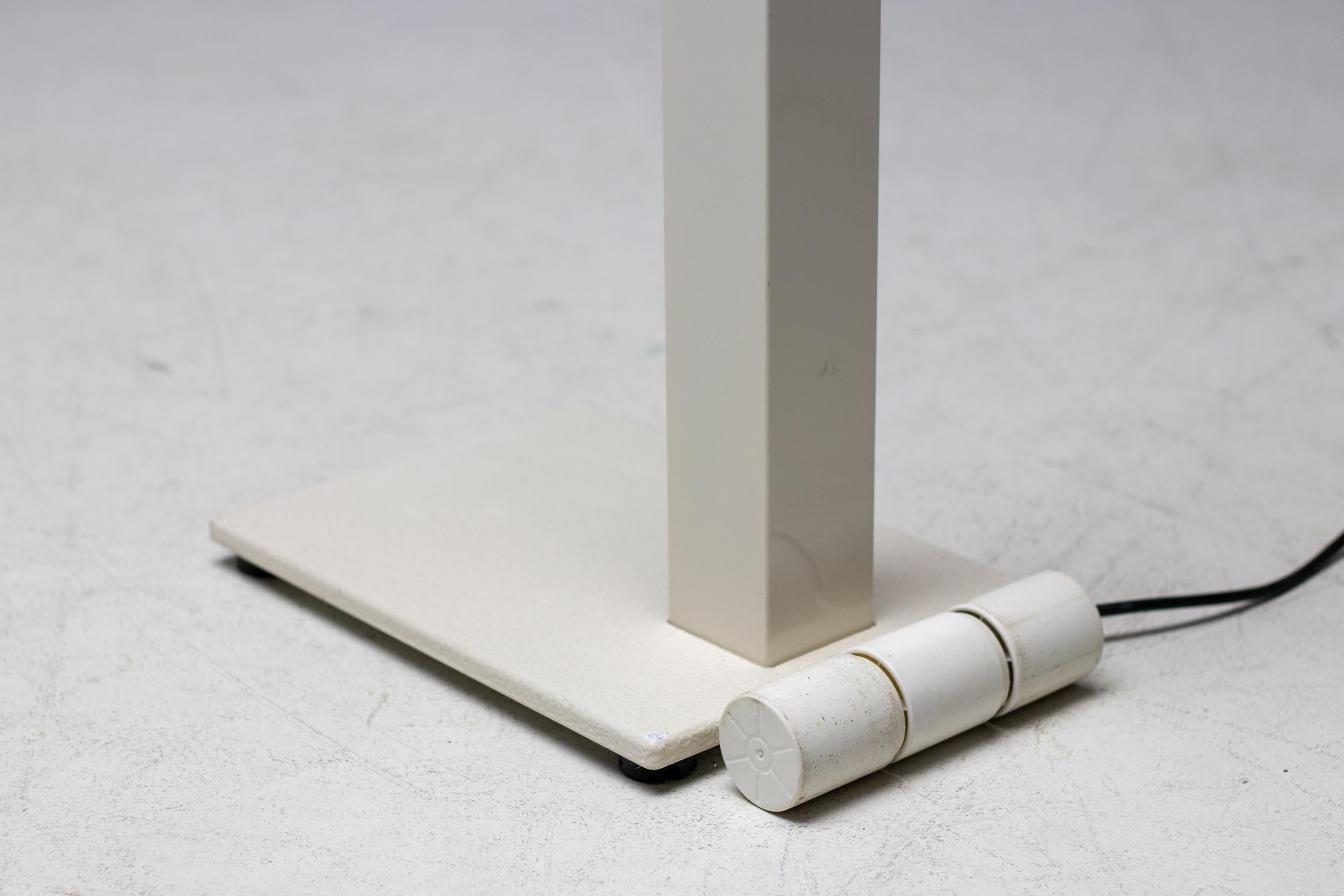 In 1987, while working for Zumtobel, the Milan-based design studio Sottsass Associati developed a floor lamp which caused quite a stir both because of its design and its lighting technology; the ID-S.
This very practical uplighter is very easy to