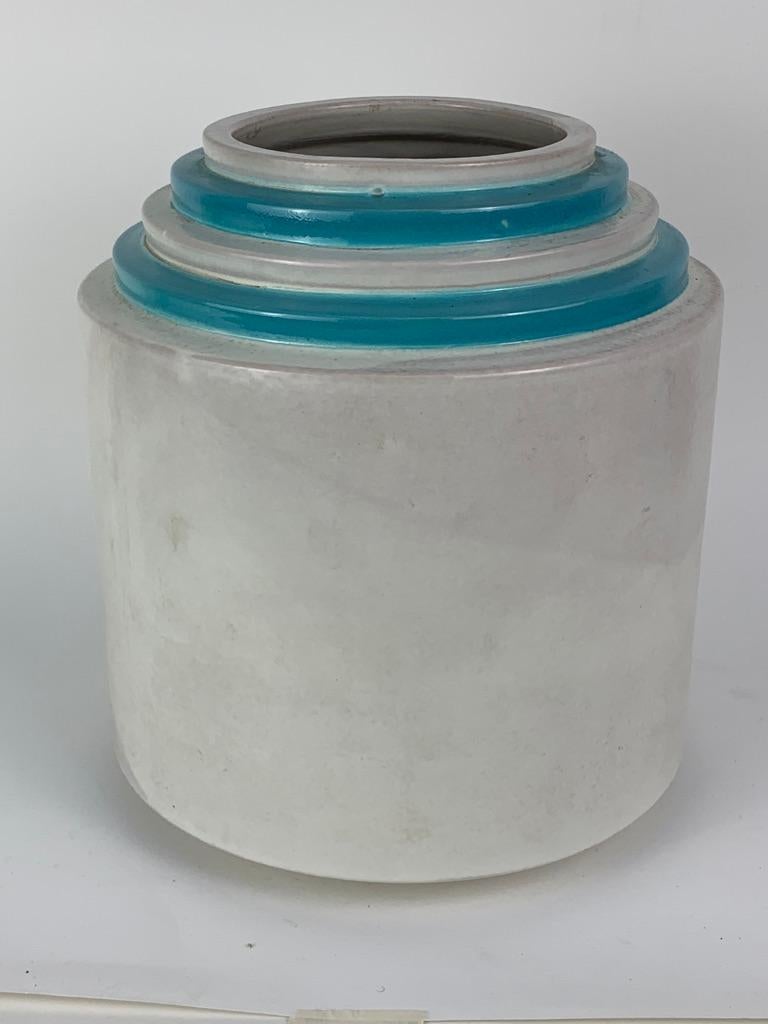 Ceramic vase designed by Ettore Sottsass in 1966 mod. 609 for the Sestante and produced by the Bitossi company of Montelupo Fiorentino.
This piece, which belongs to the very first series of the 1960s, belonged to the collection of Design Center