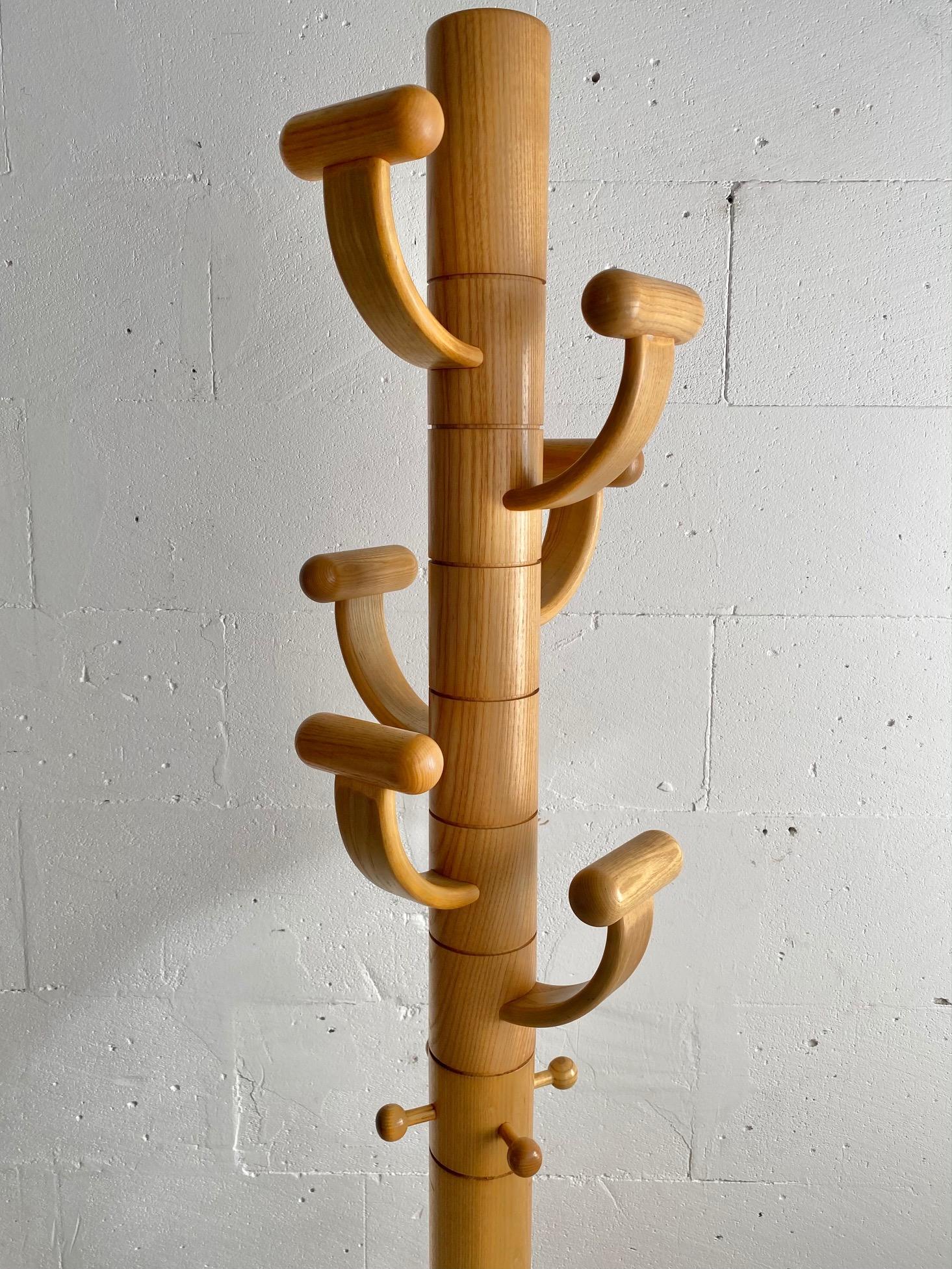 Porte-manteau italien en bois de frêne et travertin inspiré par Ettore Sottsass en vente 6