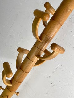 Porte-manteau italien en bois de frêne et travertin inspiré par Ettore Sottsass