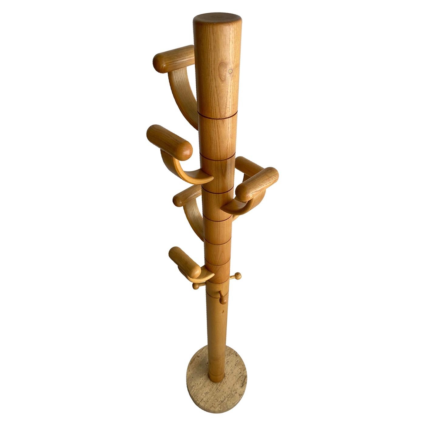 Porte-manteau italien en bois de frêne et travertin inspiré par Ettore Sottsass en vente