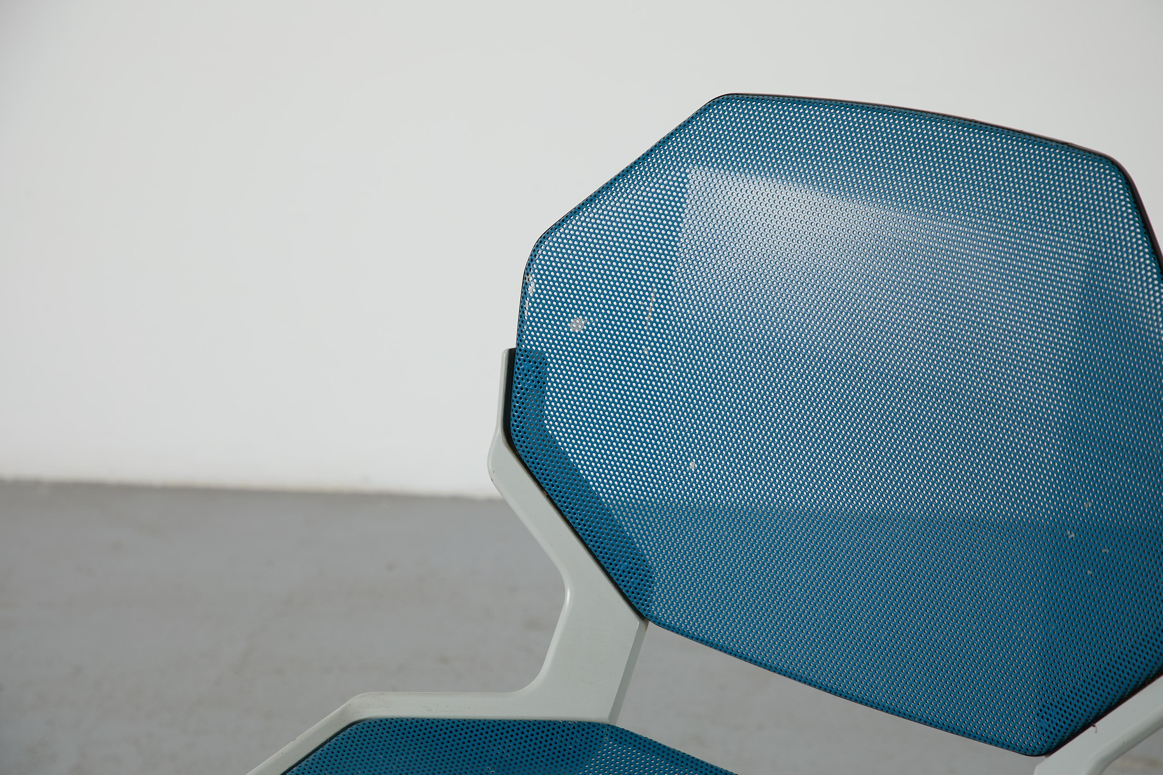 Sedie impilabili in metallo traforato ispirate a Ettore Sottsass in vendita 2