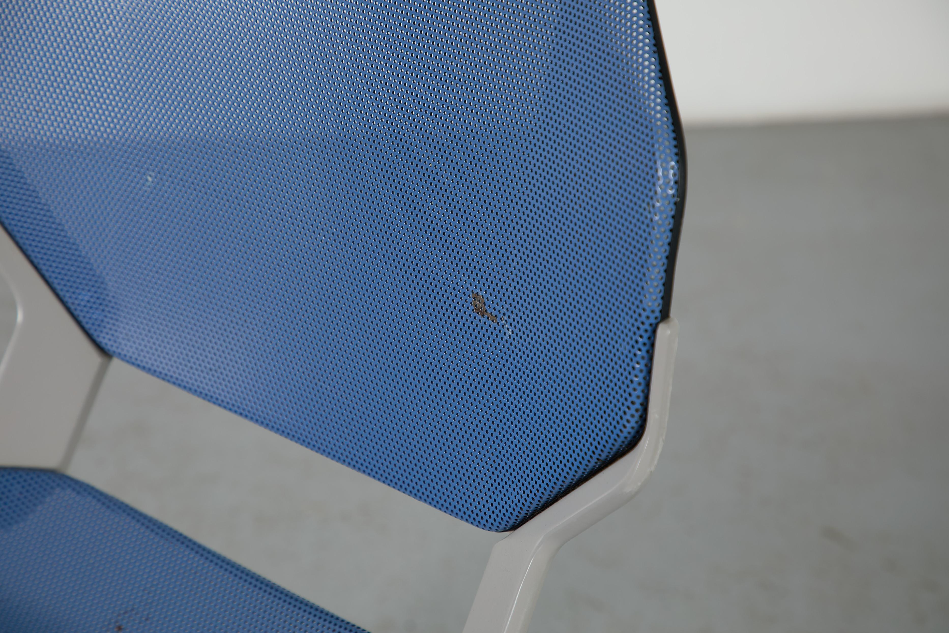 Sedie impilabili in metallo traforato ispirate a Ettore Sottsass in vendita 2