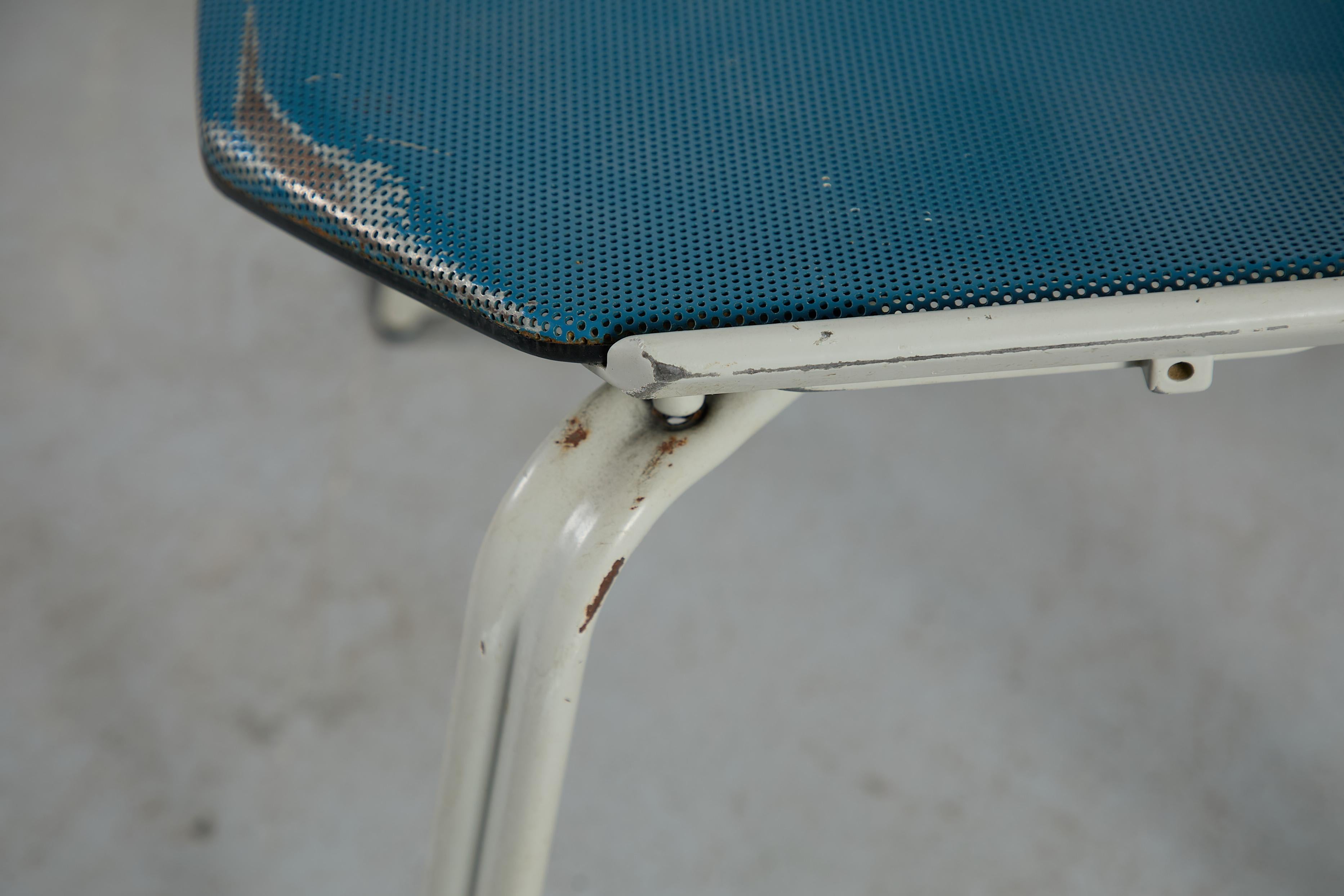 Sedie impilabili in metallo traforato ispirate a Ettore Sottsass in vendita 3