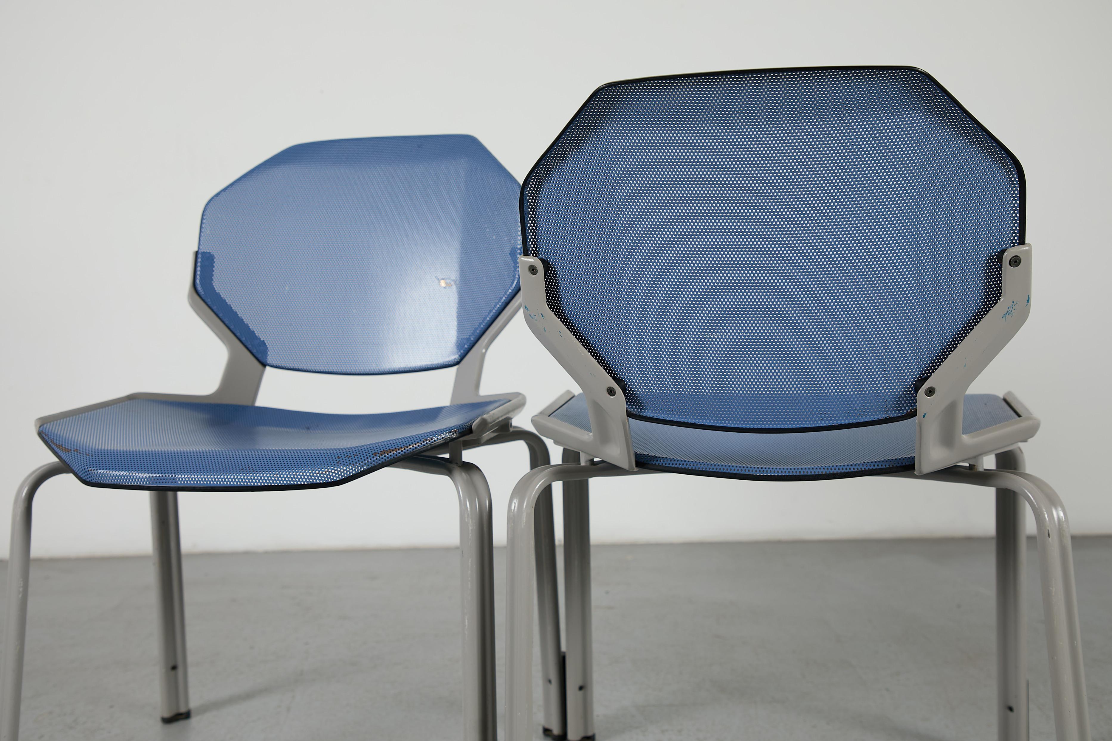 Sedie impilabili in metallo traforato ispirate a Ettore Sottsass in vendita 3