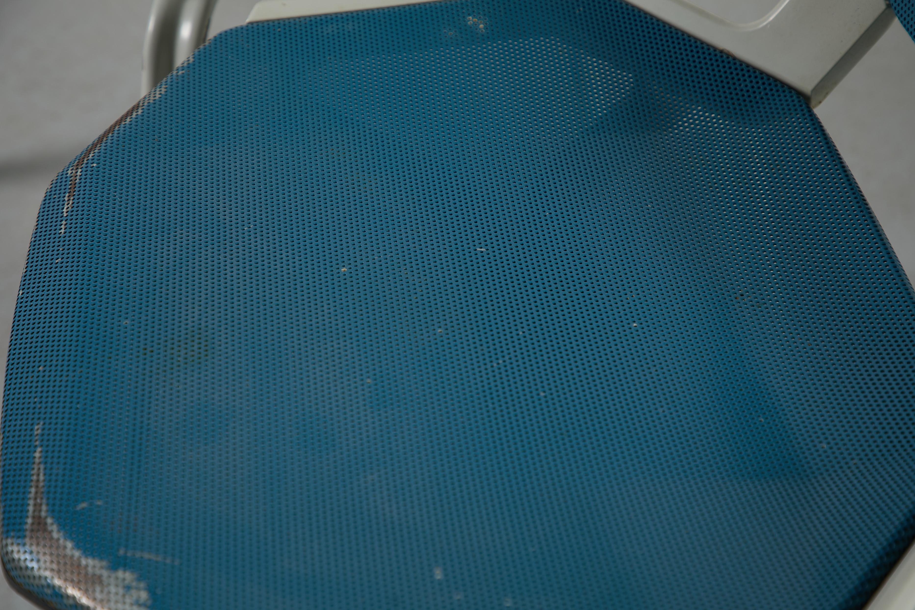 Sedie impilabili in metallo traforato ispirate a Ettore Sottsass in vendita 4