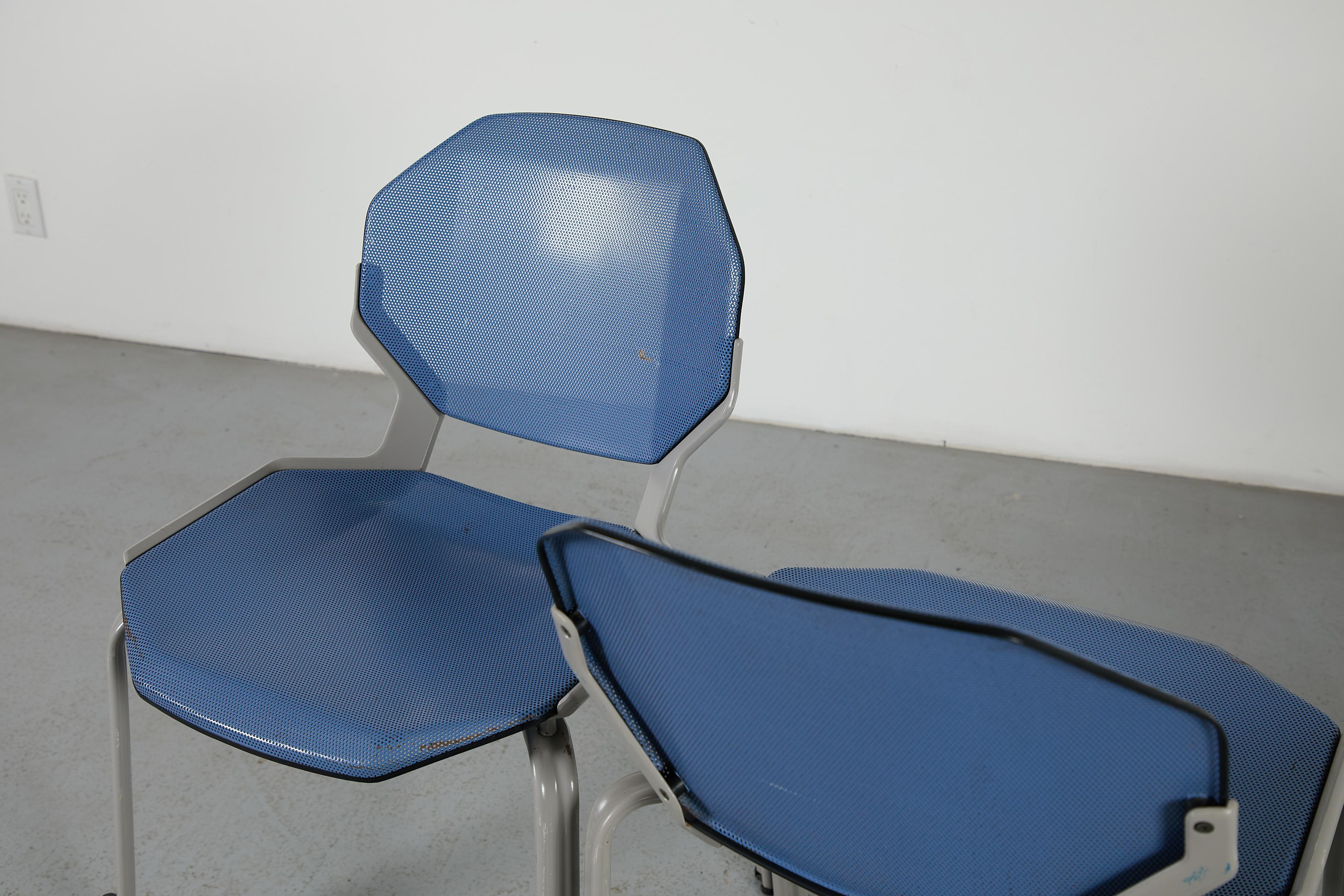 Sedie impilabili in metallo traforato ispirate a Ettore Sottsass in vendita 4