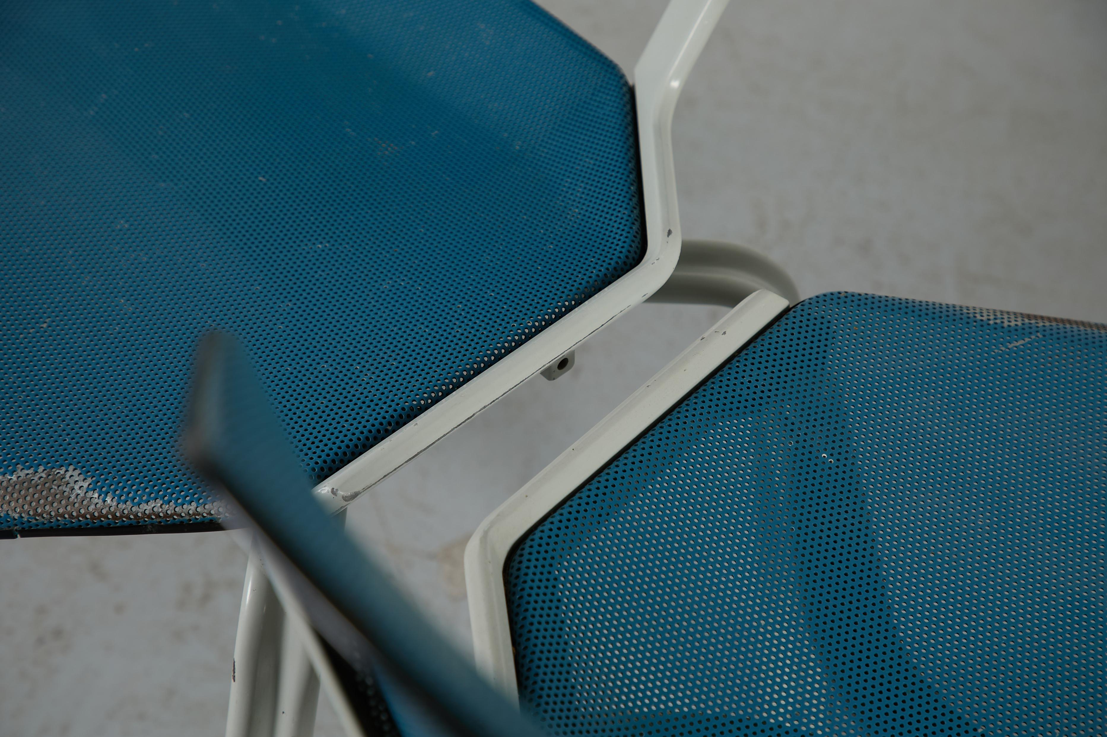 Sedie impilabili in metallo traforato ispirate a Ettore Sottsass in vendita 5