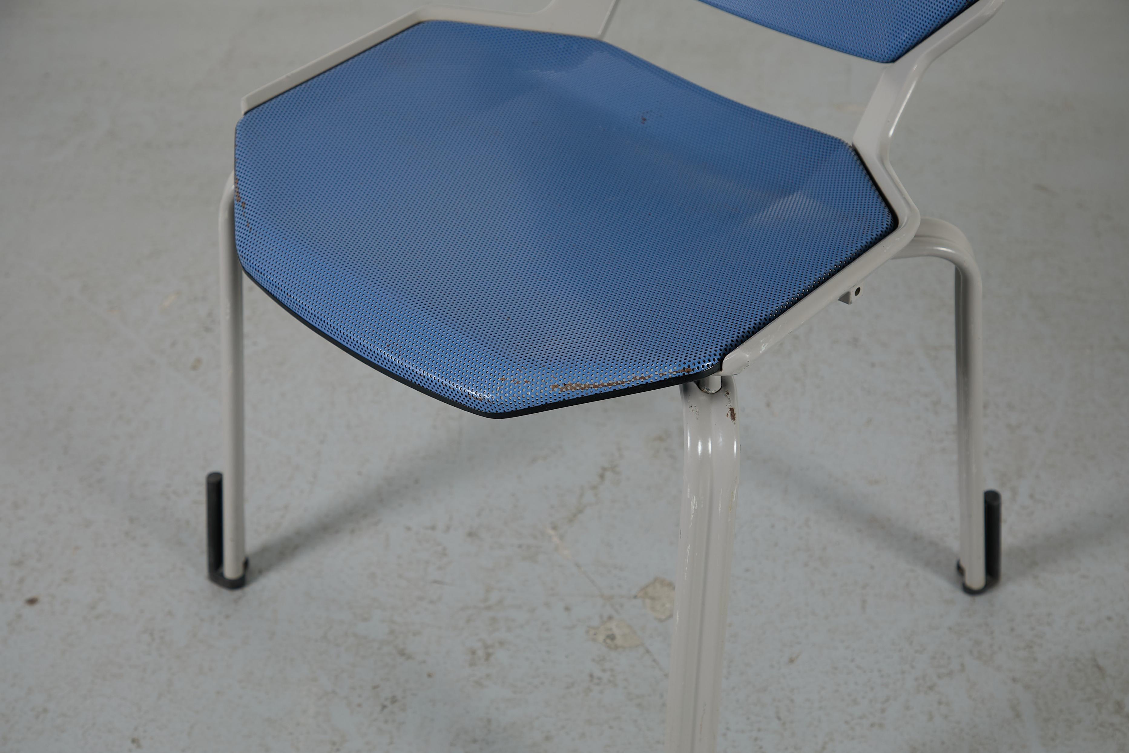 Sedie impilabili in metallo traforato ispirate a Ettore Sottsass in vendita 5