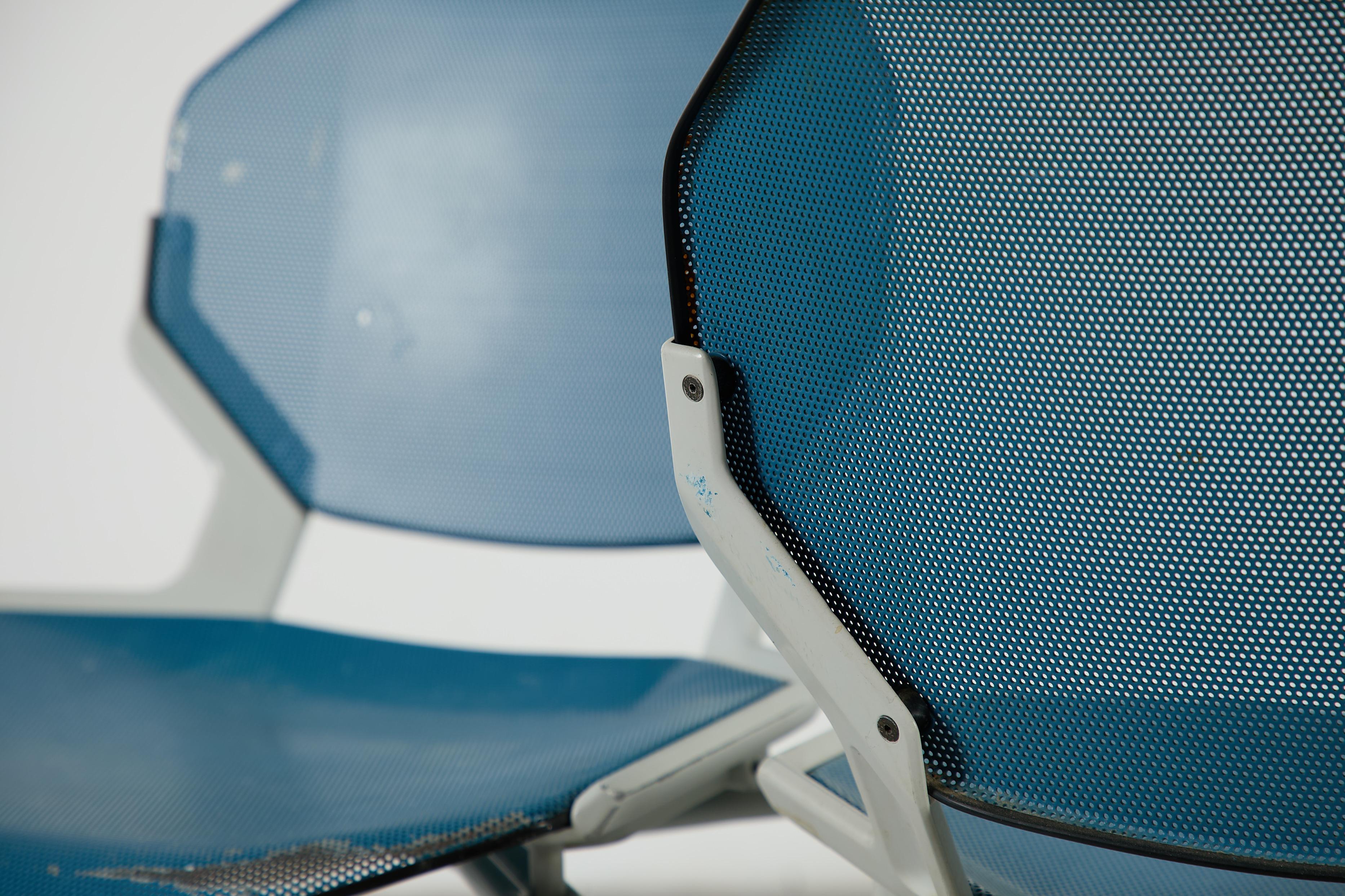 Sedie impilabili in metallo traforato ispirate a Ettore Sottsass in vendita 6