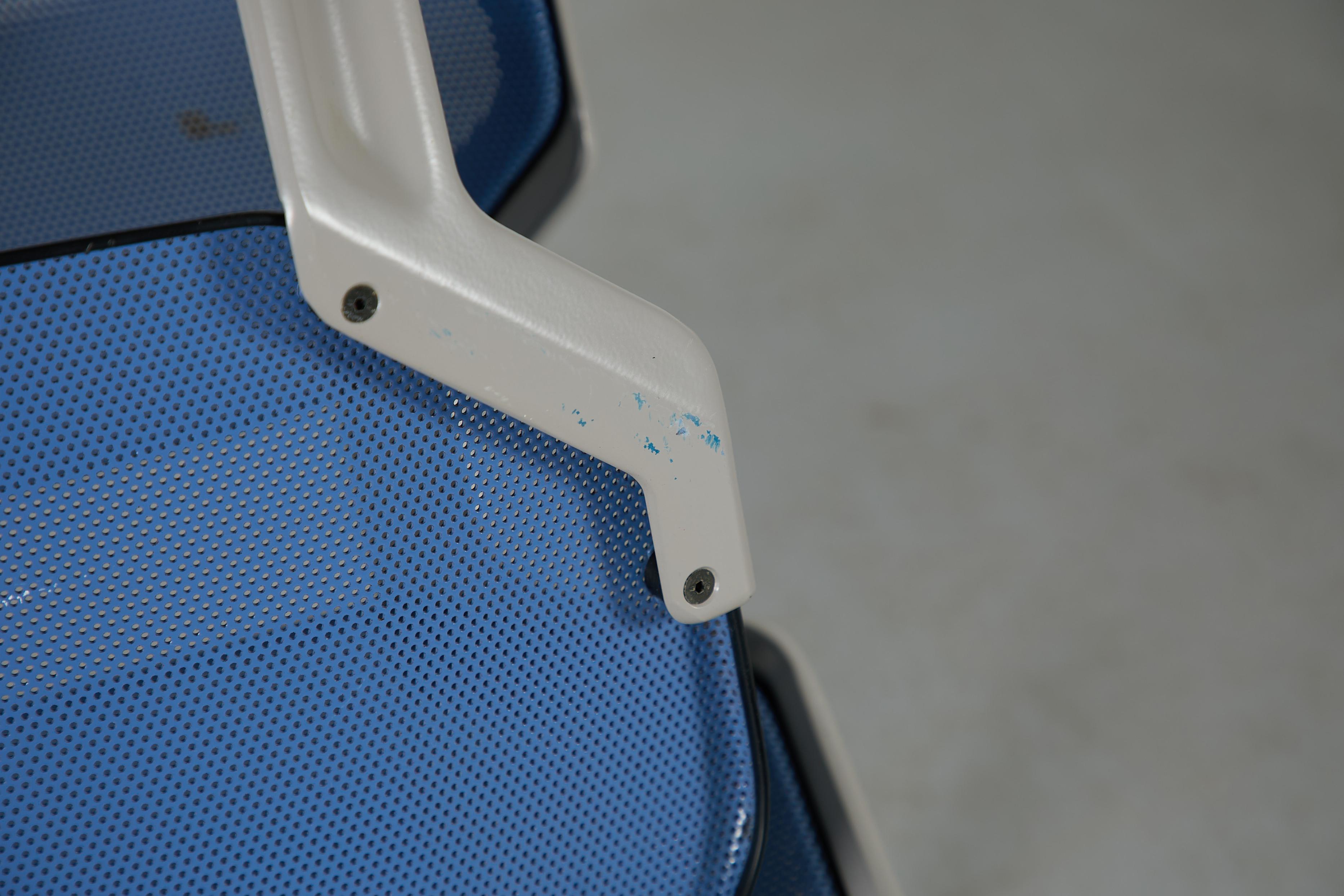 Sedie impilabili in metallo traforato ispirate a Ettore Sottsass in vendita 6