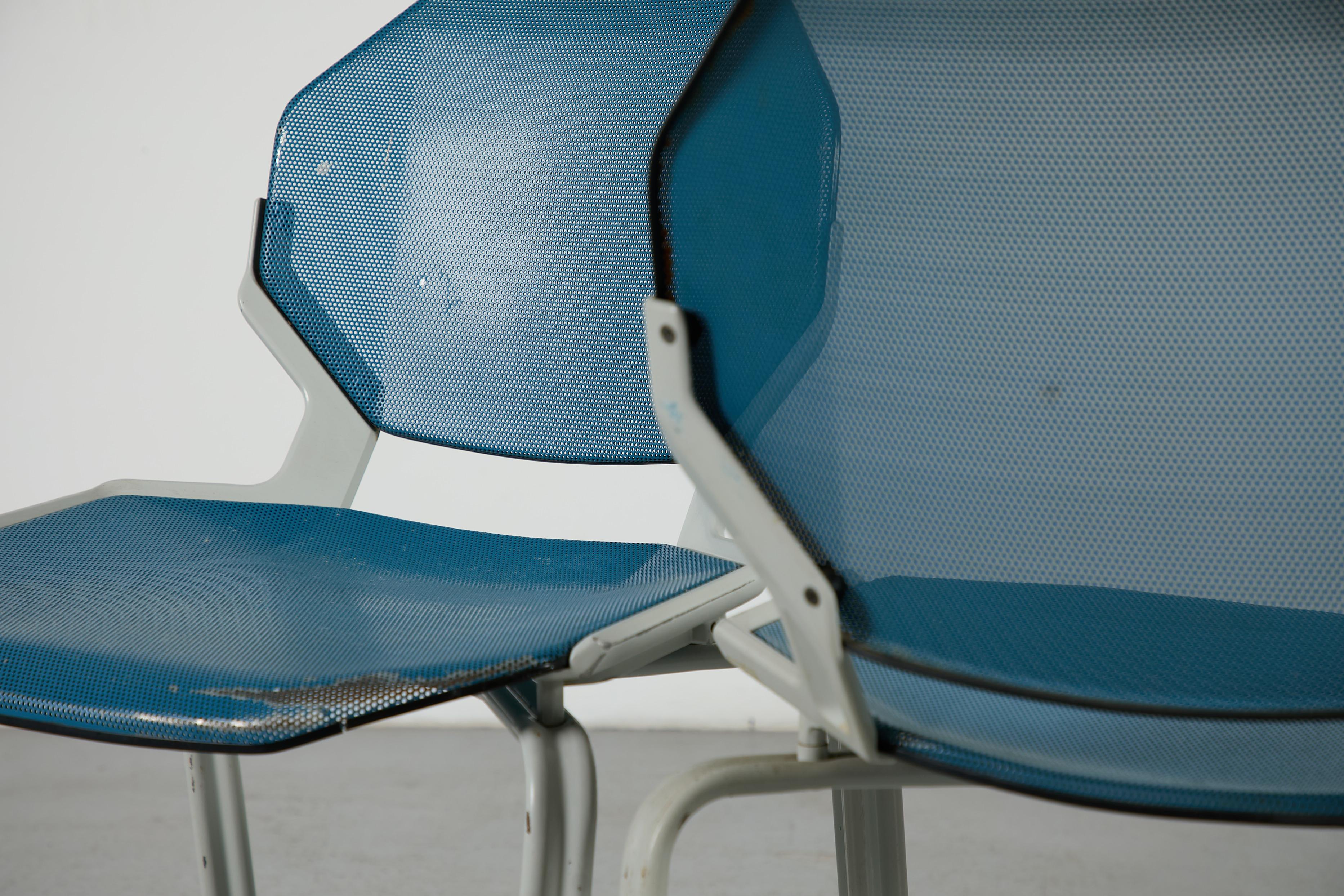 Sedie impilabili in metallo traforato ispirate a Ettore Sottsass in vendita 7