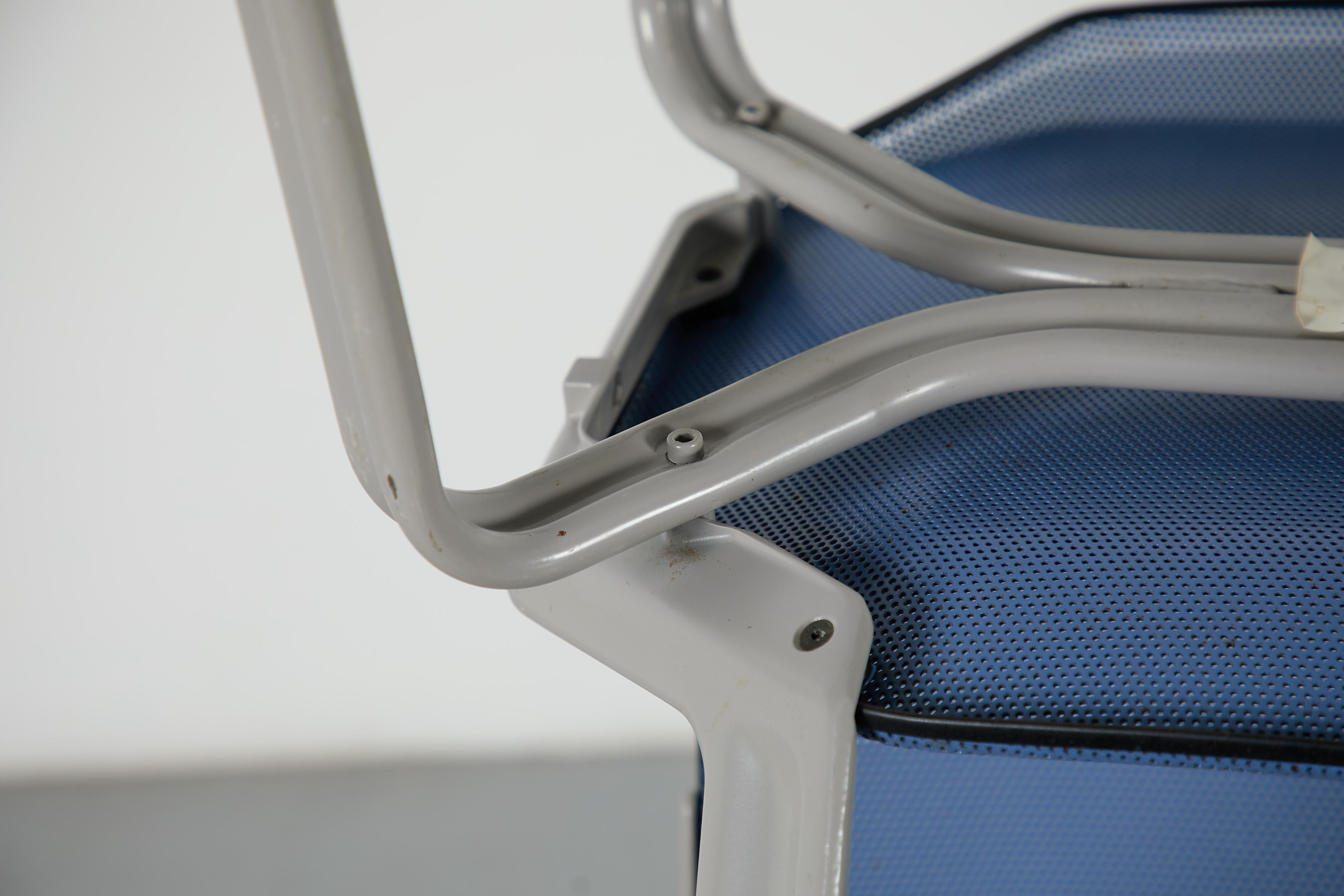 Sedie impilabili in metallo traforato ispirate a Ettore Sottsass in vendita 7