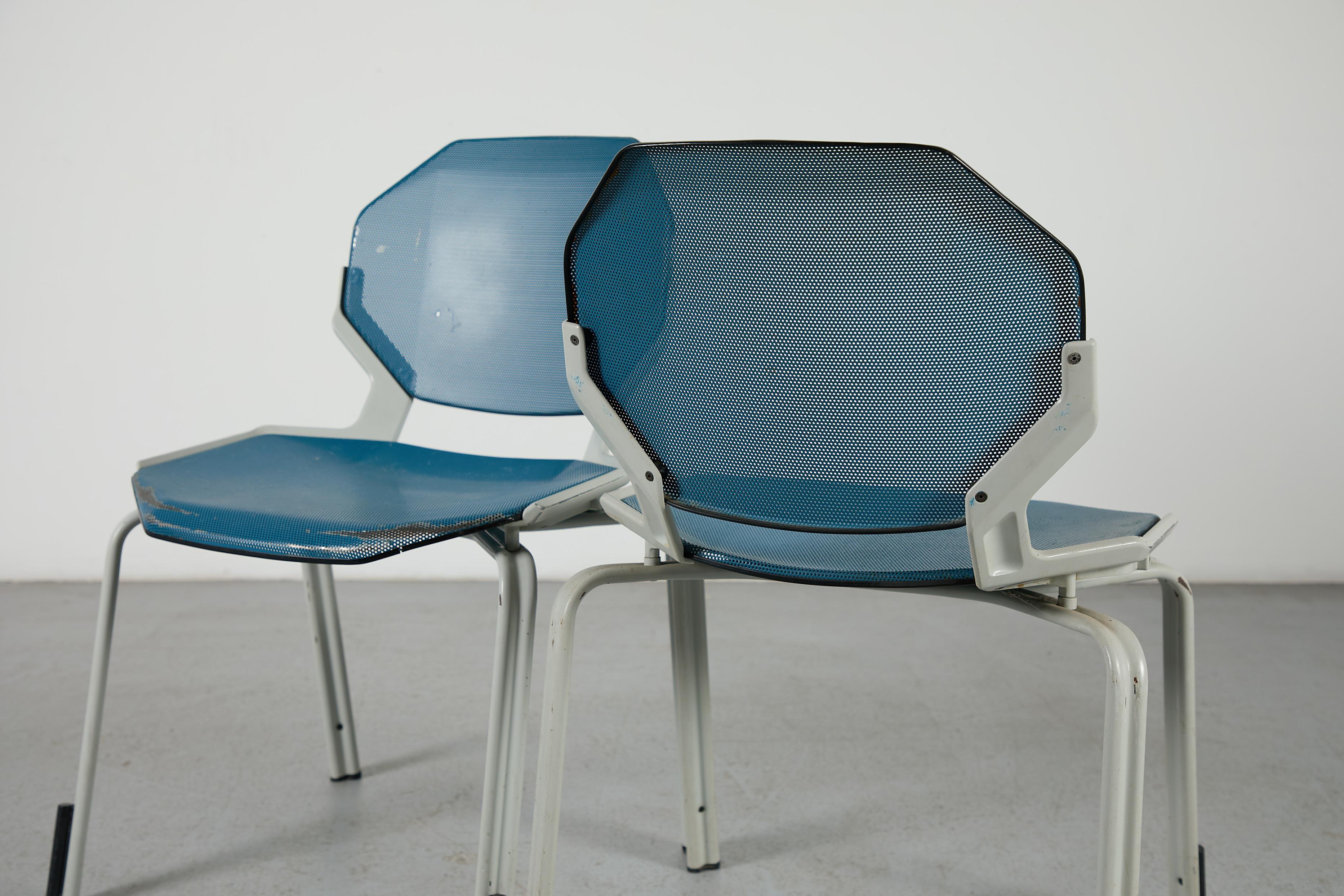 Sedie impilabili in metallo traforato ispirate a Ettore Sottsass in vendita 8