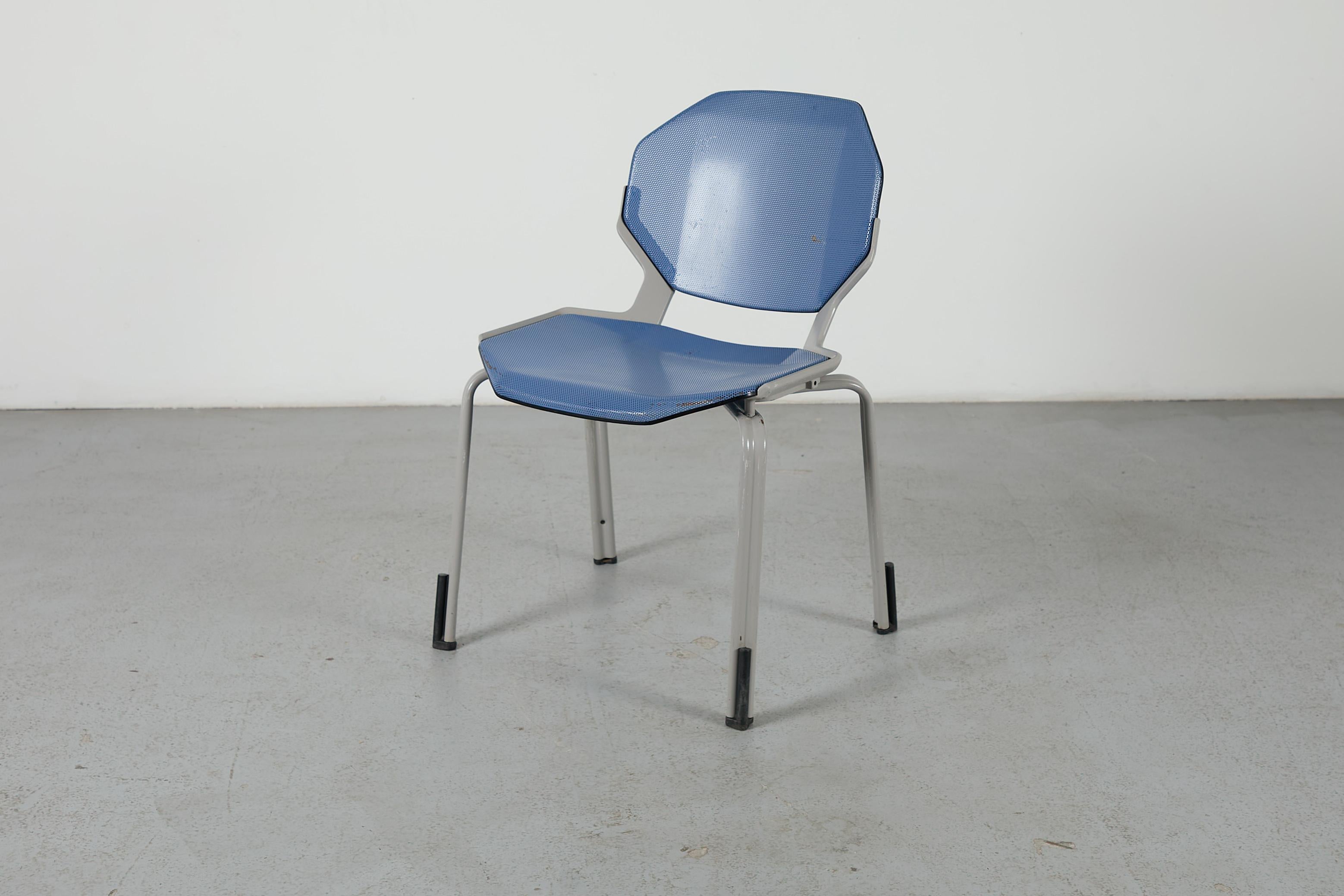 Sedie impilabili in metallo traforato ispirate a Ettore Sottsass in vendita 8