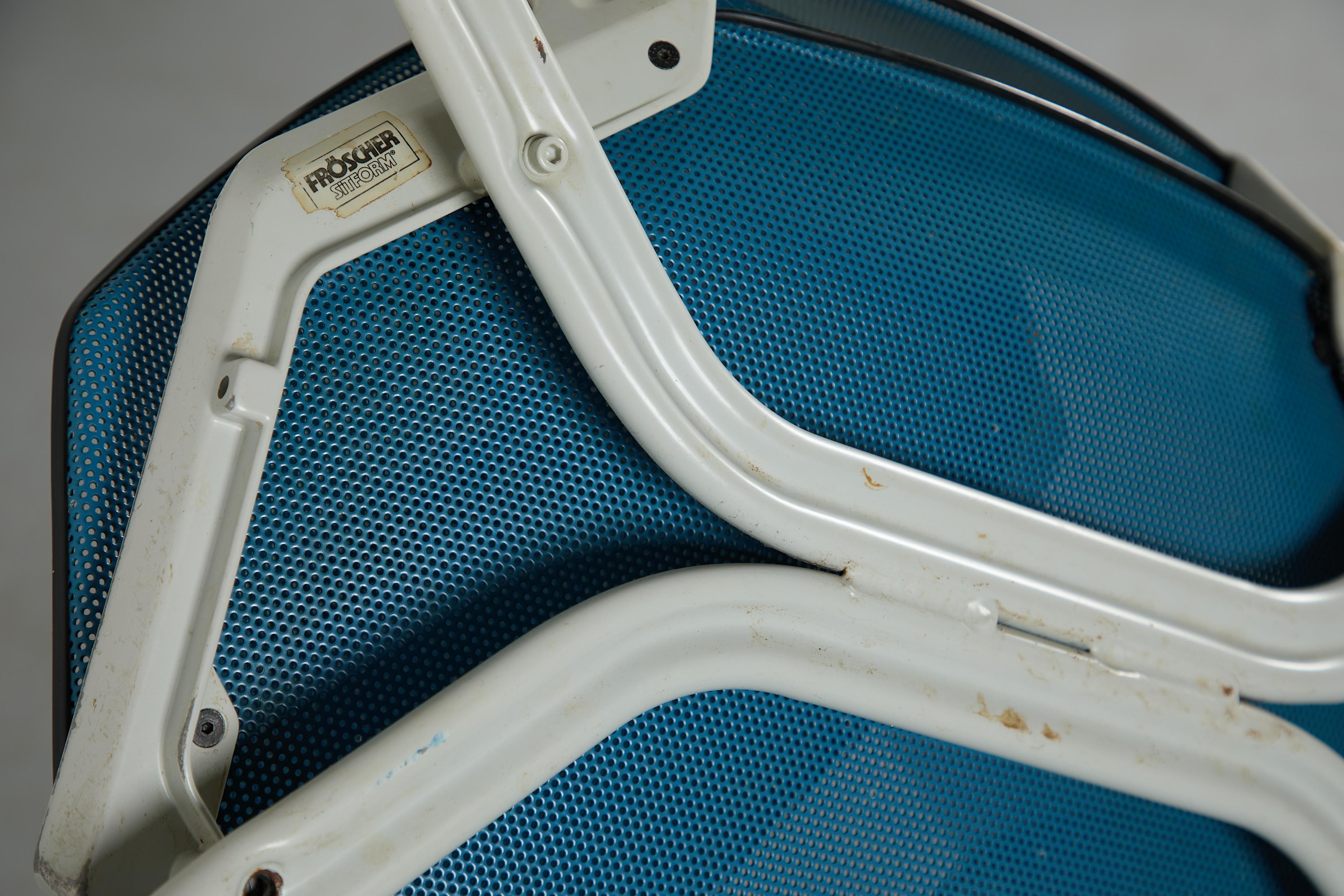 Sedie impilabili in metallo traforato ispirate a Ettore Sottsass in vendita 9