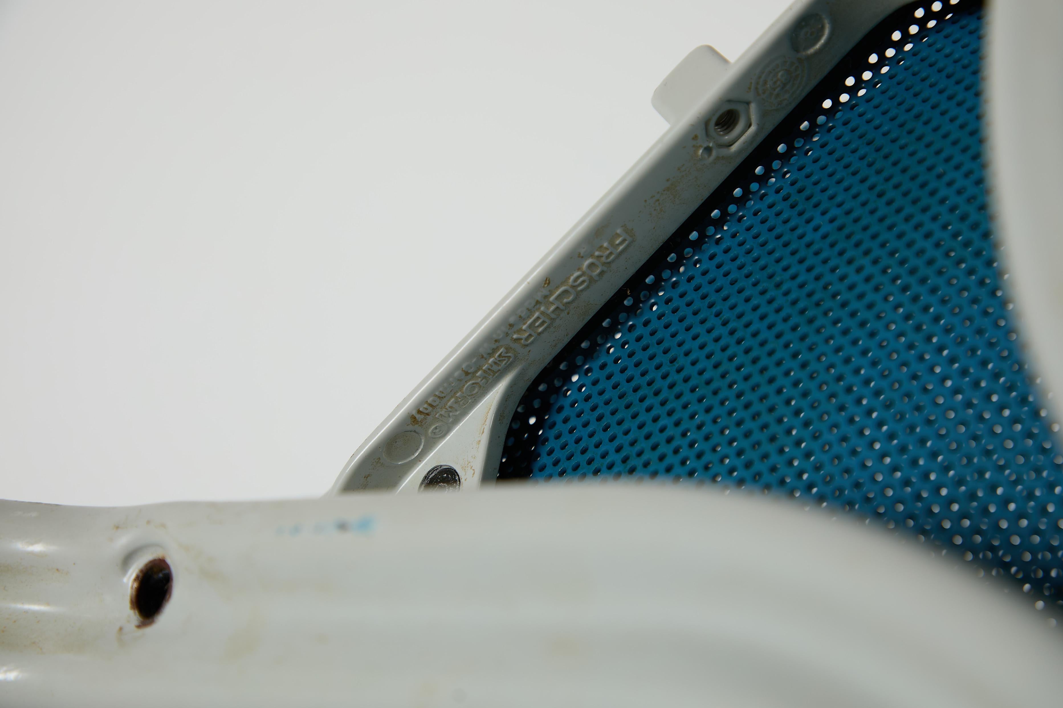 Sedie impilabili in metallo traforato ispirate a Ettore Sottsass in vendita 10