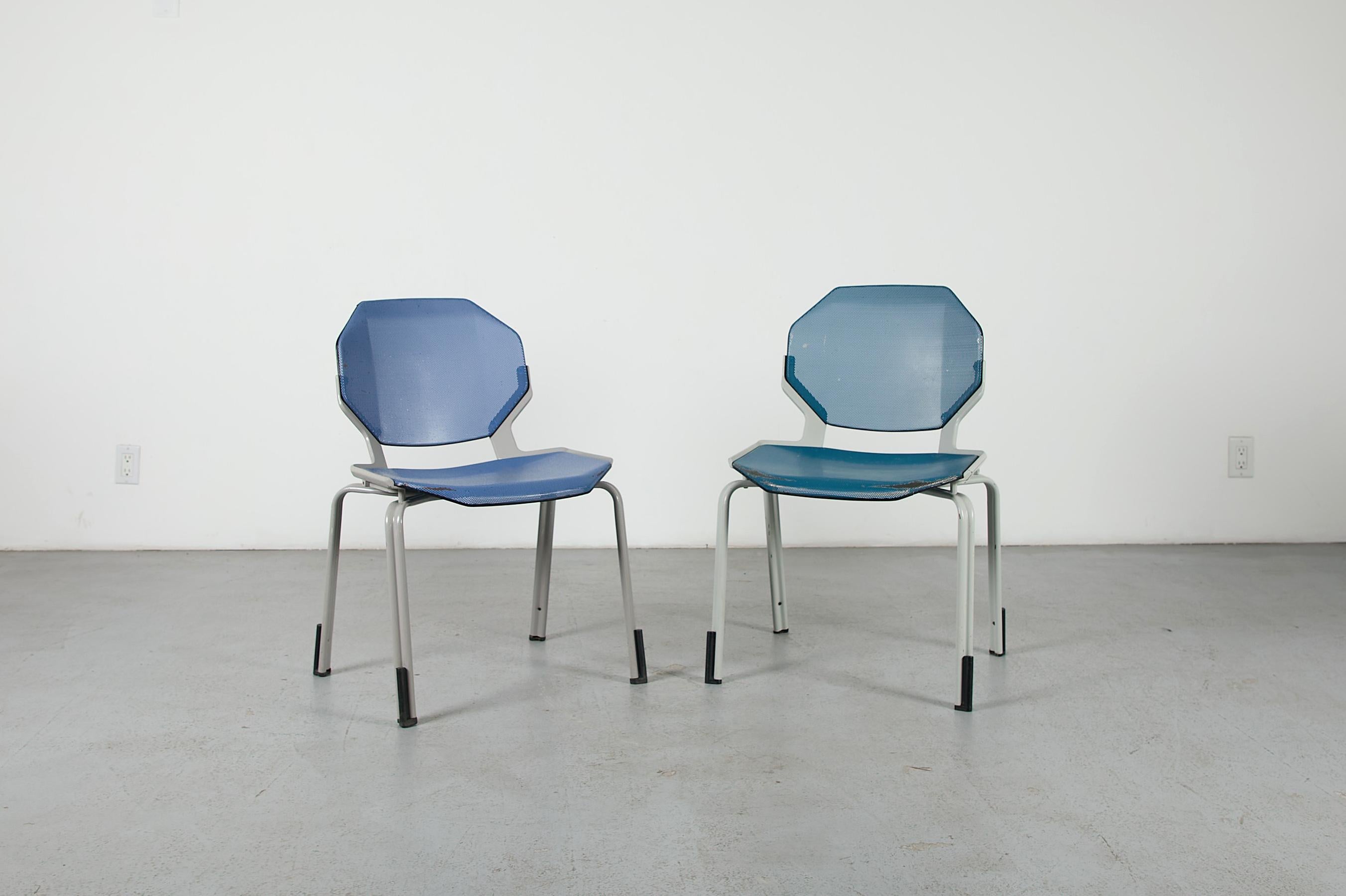 Sedie impilabili in metallo Froscher Sitform di Ettore Sottsass con sedute in metallo traforato blu, dal design meraviglioso. Robusto, dal design futuristico e di ottima qualità costruttiva. Realizzate completamente in metallo, hanno comodi sedili
