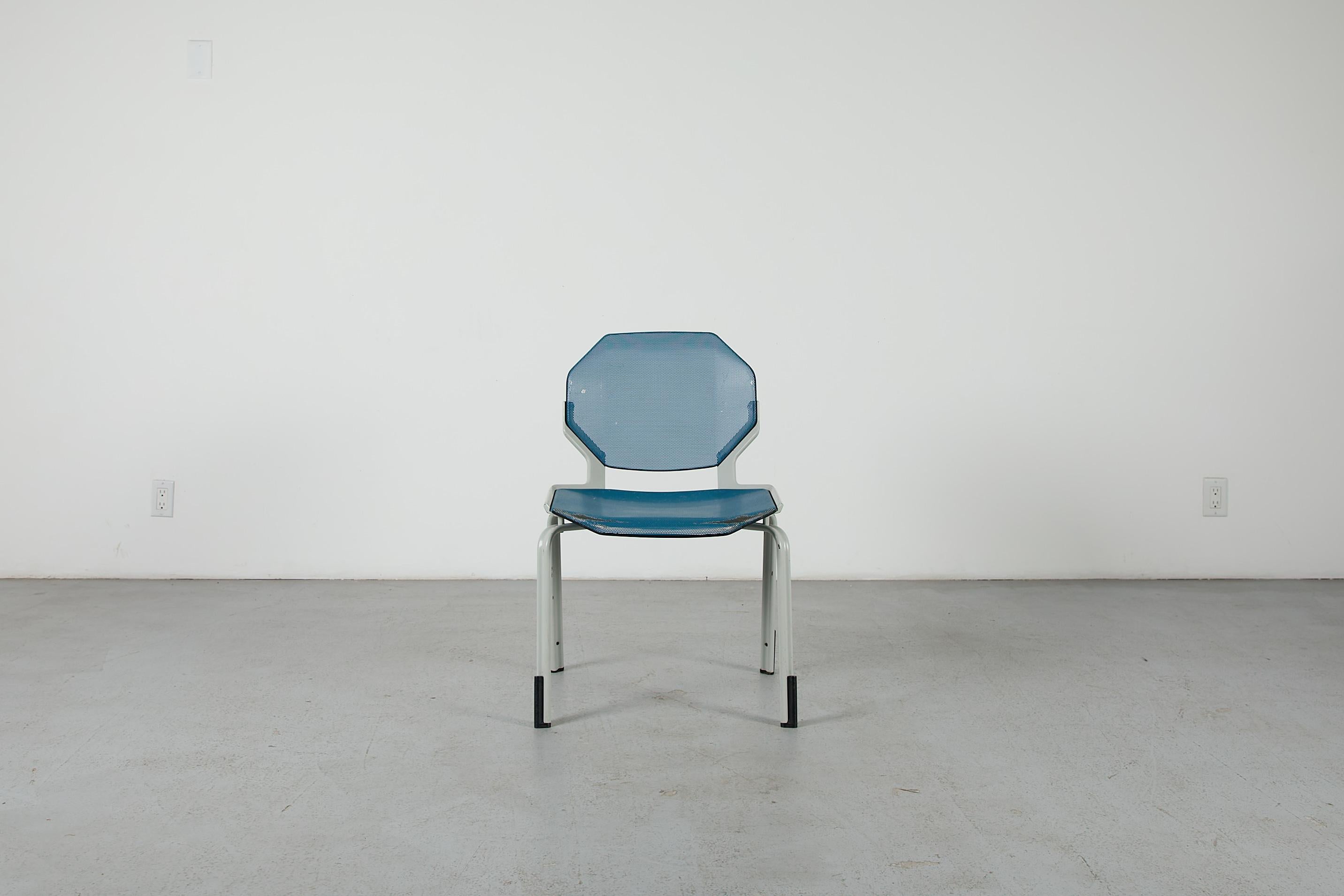 Moderno Sedie impilabili in metallo traforato ispirate a Ettore Sottsass in vendita