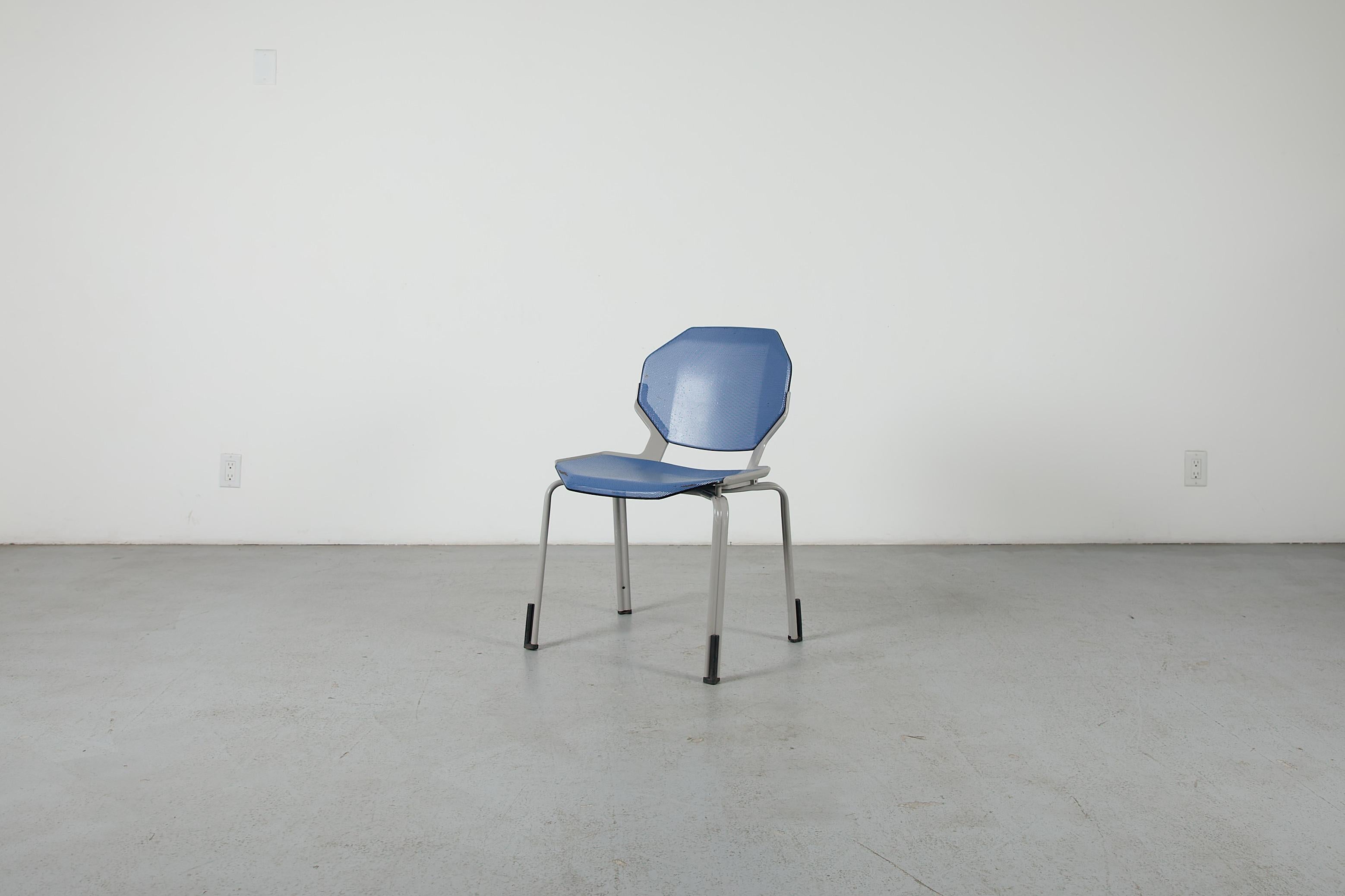 Moderno Sedie impilabili in metallo traforato ispirate a Ettore Sottsass in vendita