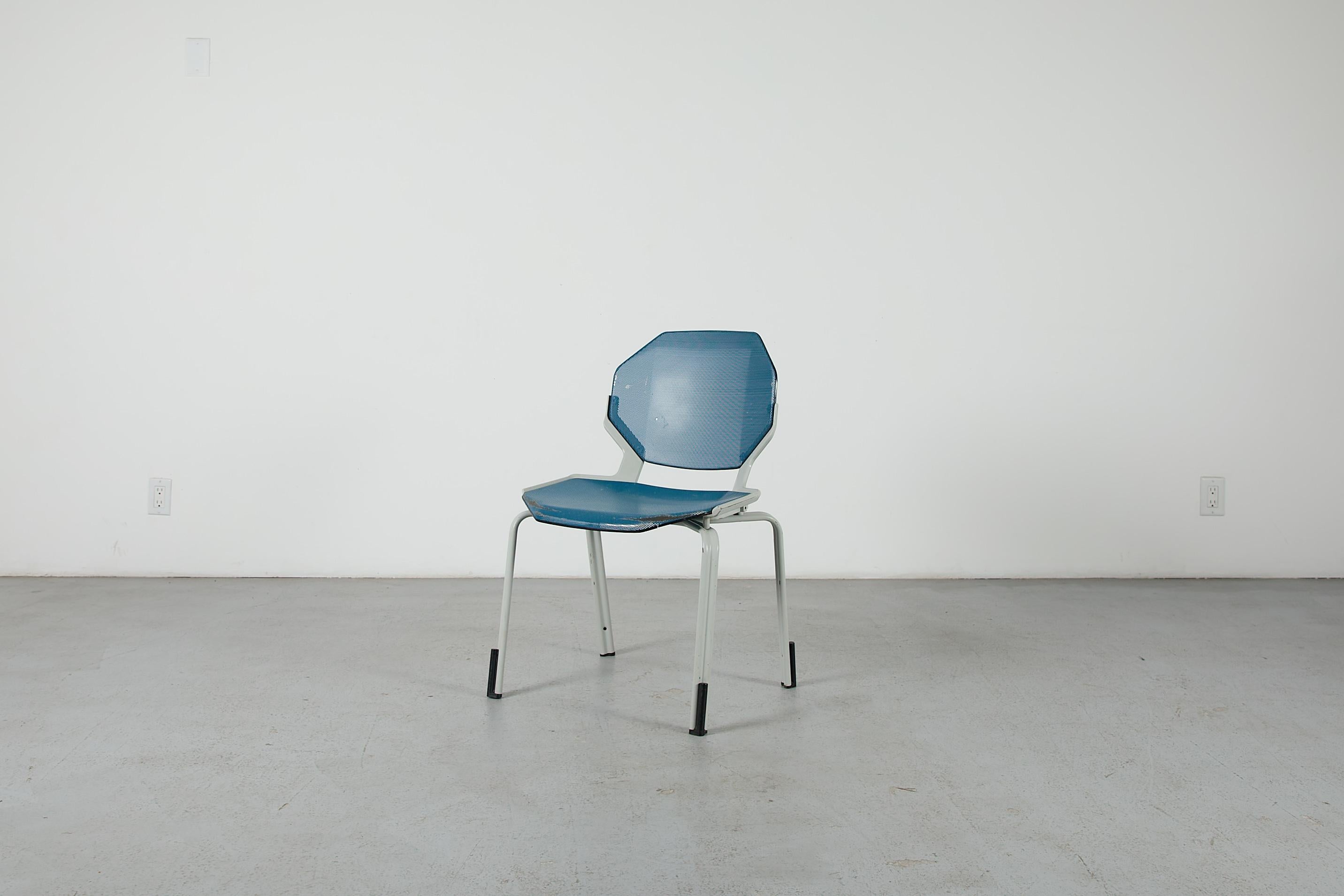 Tedesco Sedie impilabili in metallo traforato ispirate a Ettore Sottsass in vendita