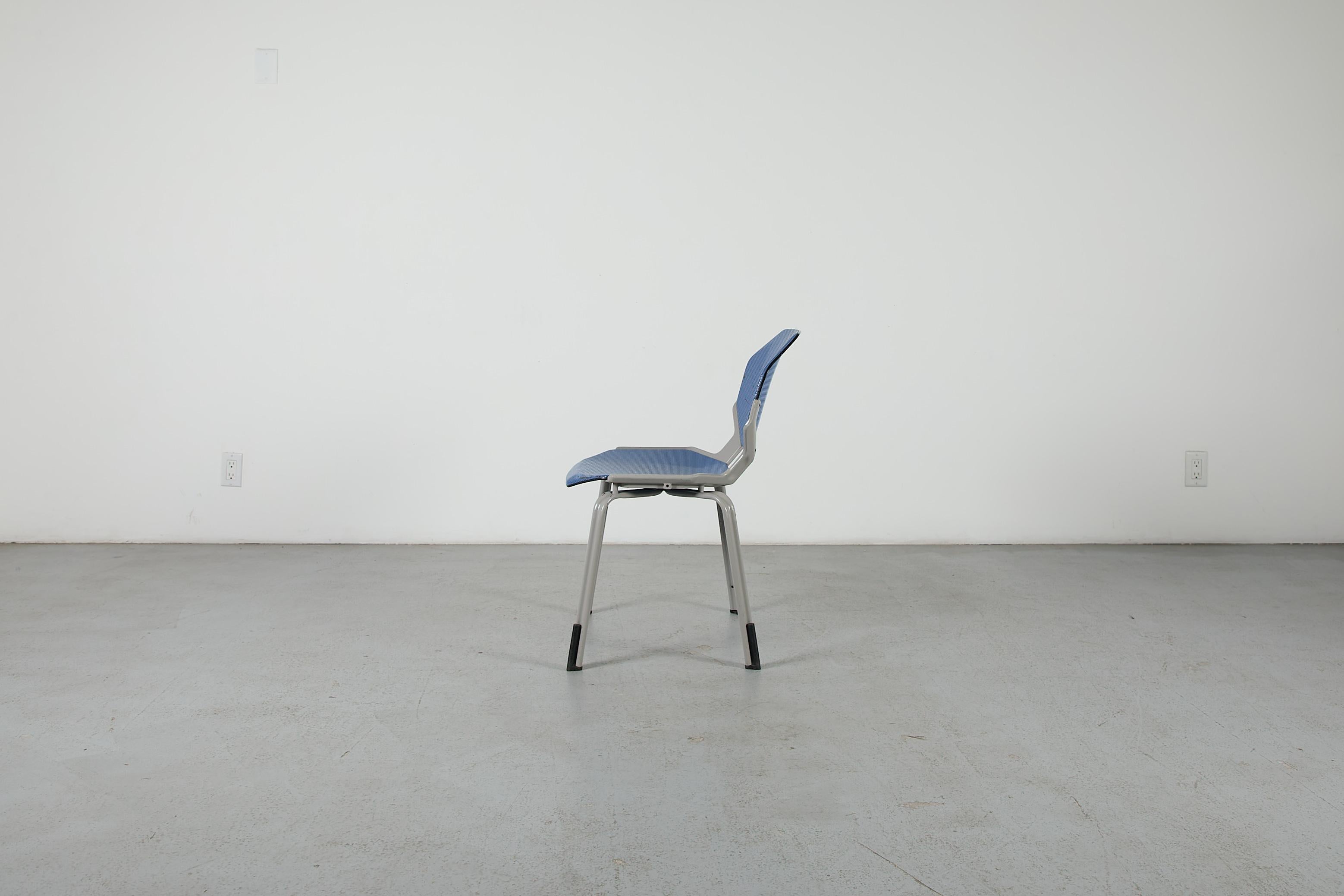 Tedesco Sedie impilabili in metallo traforato ispirate a Ettore Sottsass in vendita