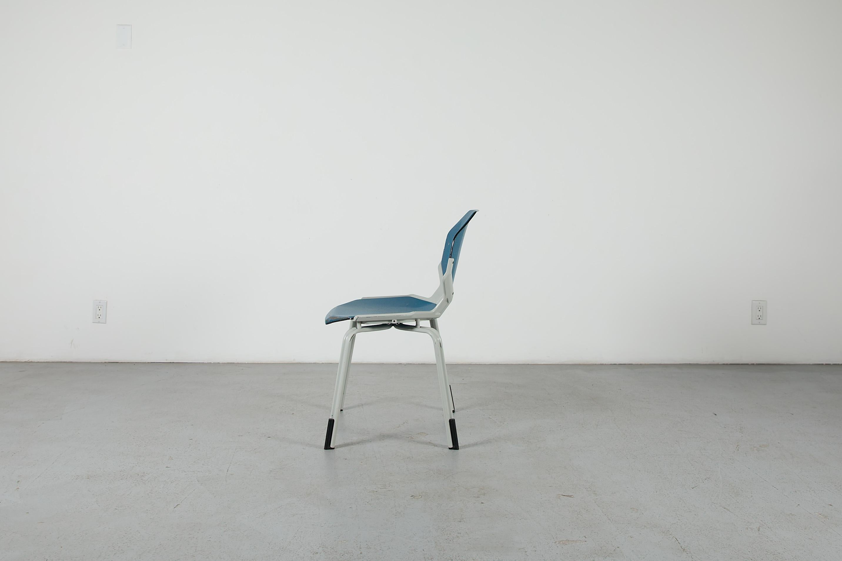 Smaltato Sedie impilabili in metallo traforato ispirate a Ettore Sottsass in vendita