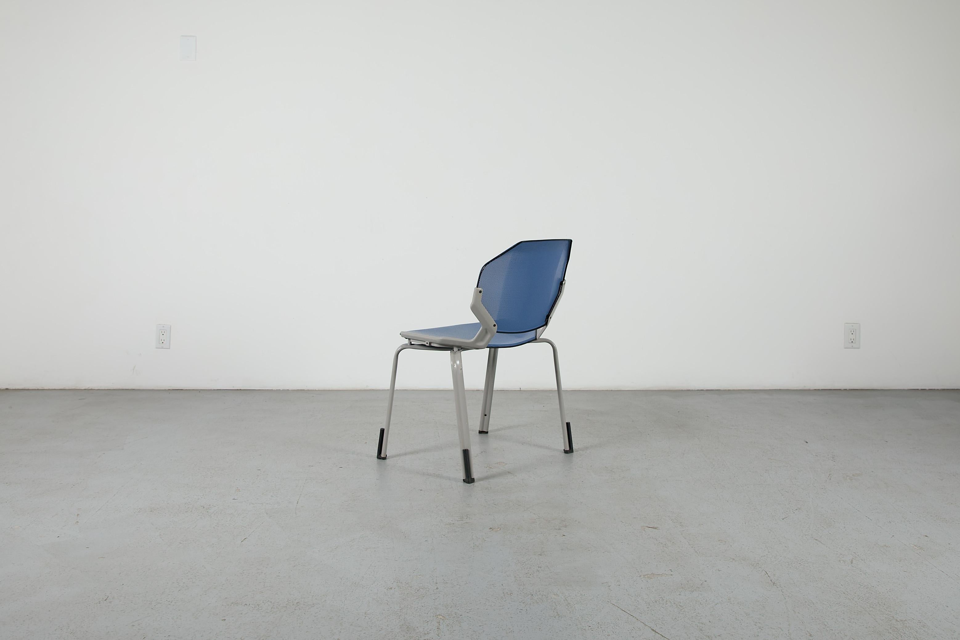 Smaltato Sedie impilabili in metallo traforato ispirate a Ettore Sottsass in vendita