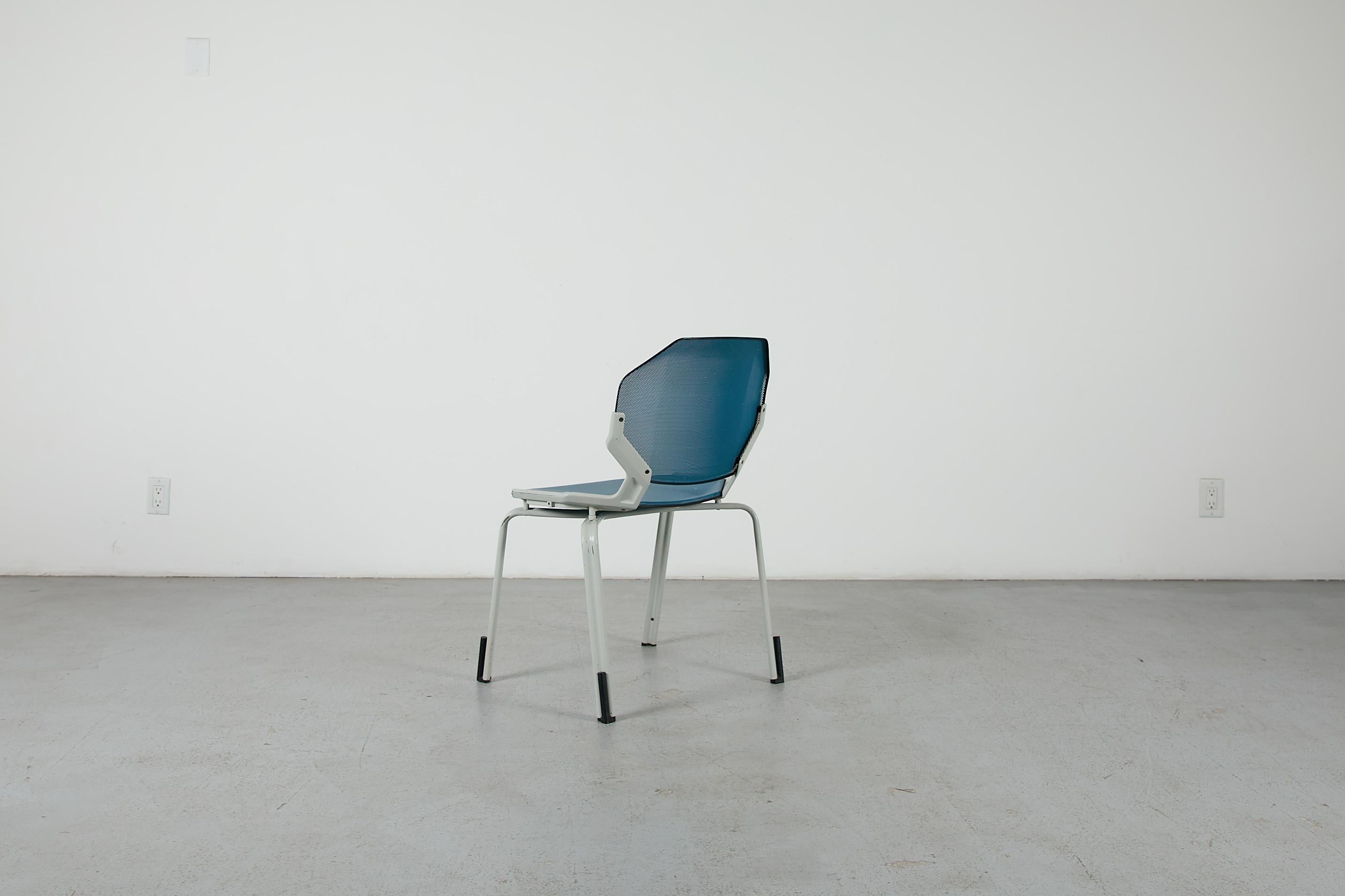 Sedie impilabili in metallo traforato ispirate a Ettore Sottsass In condizioni buone in vendita a Los Angeles, CA