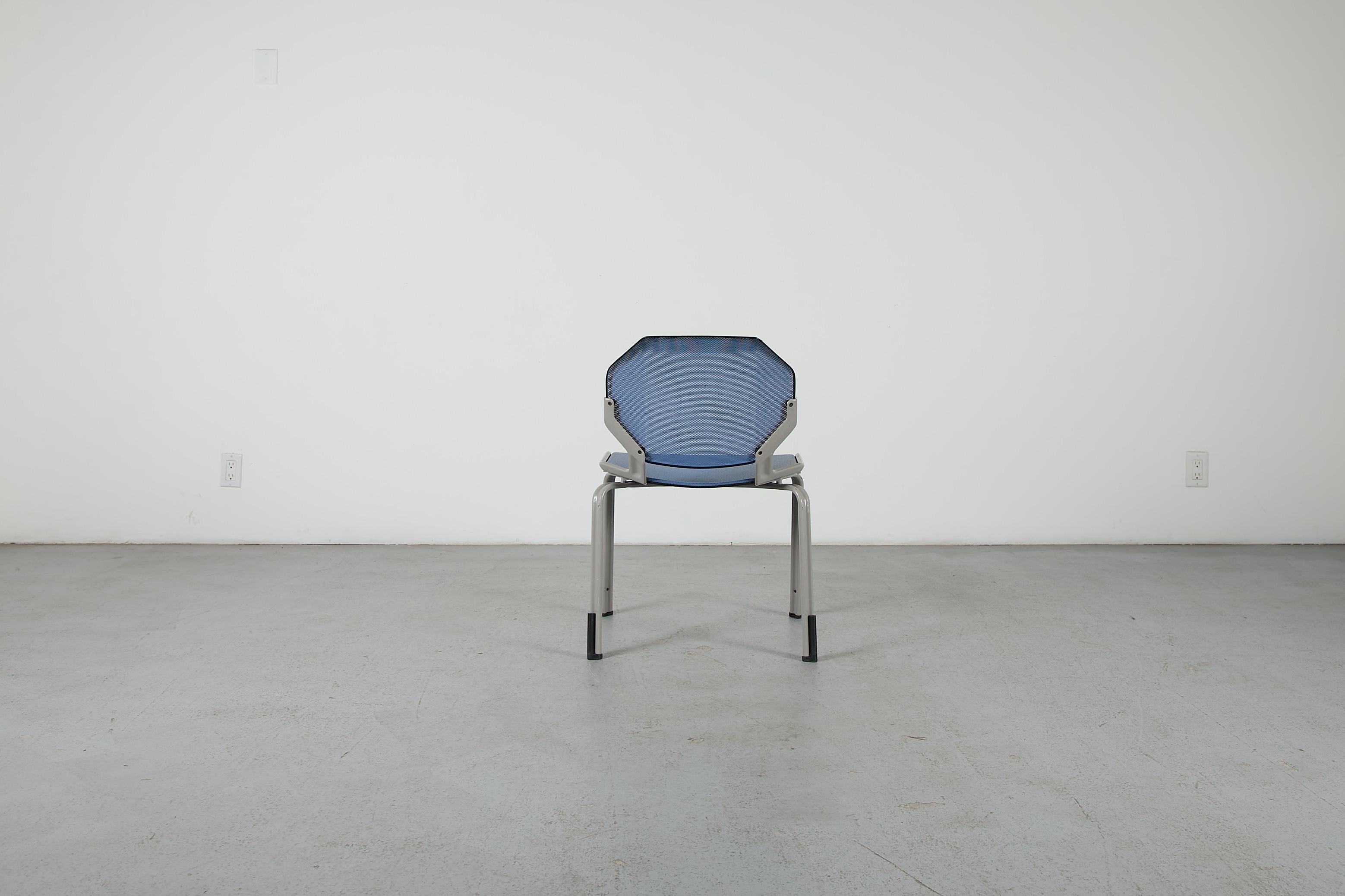 Sedie impilabili in metallo traforato ispirate a Ettore Sottsass In condizioni buone in vendita a Los Angeles, CA