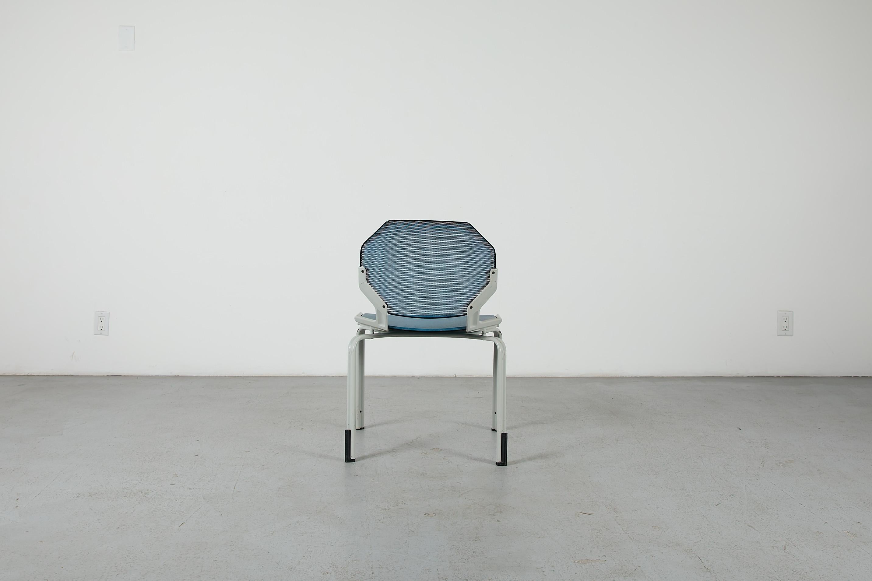 Fine XX secolo Sedie impilabili in metallo traforato ispirate a Ettore Sottsass in vendita