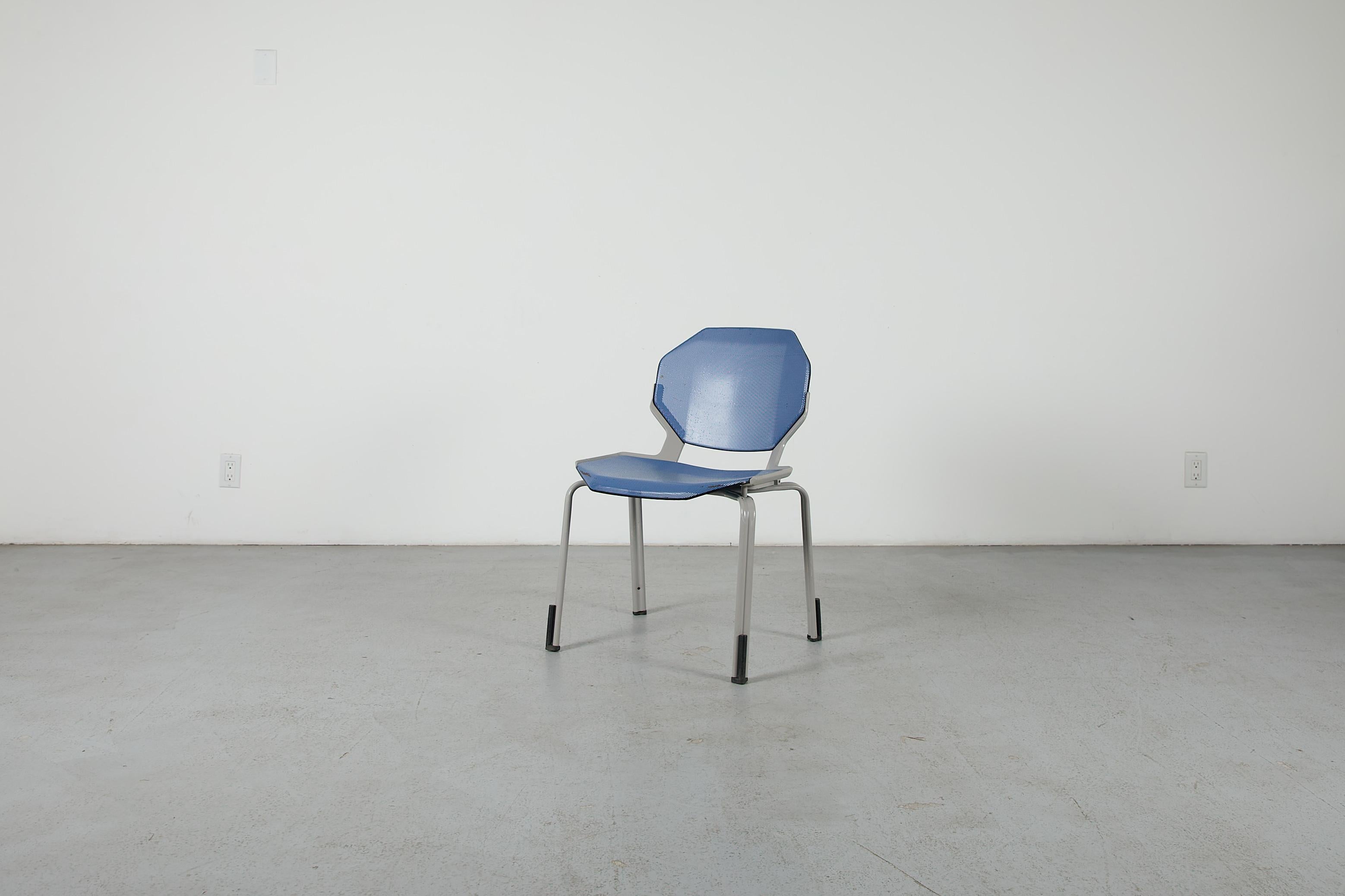 Fine XX secolo Sedie impilabili in metallo traforato ispirate a Ettore Sottsass in vendita