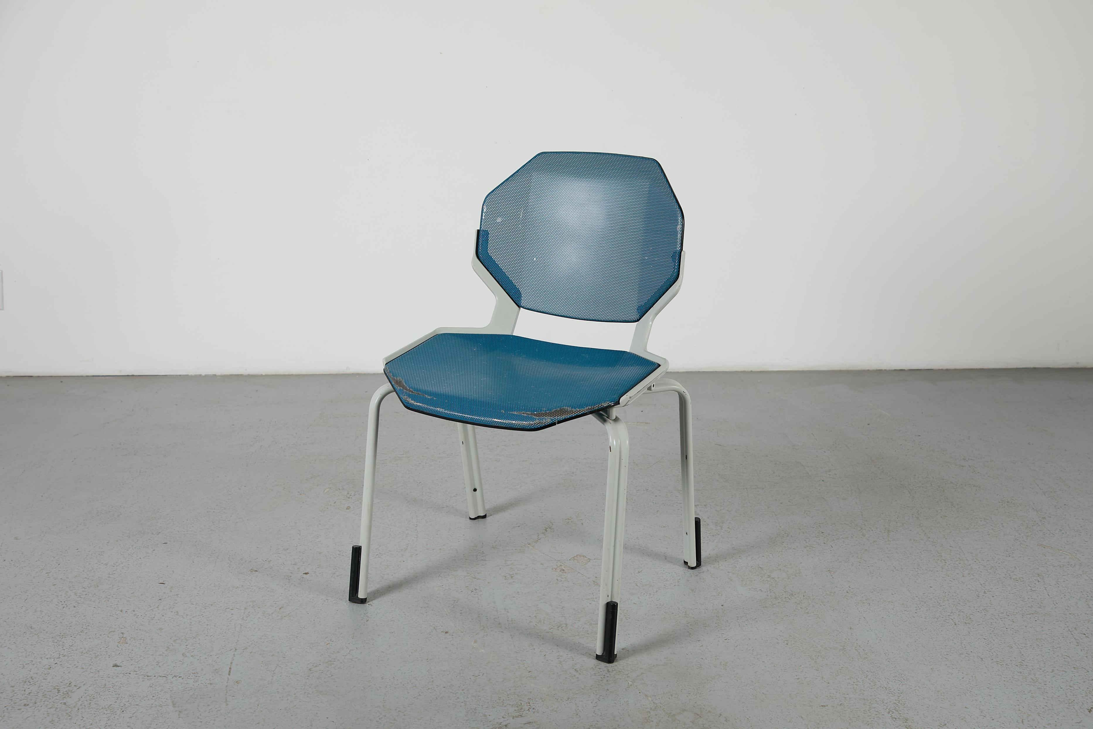 Metallo Sedie impilabili in metallo traforato ispirate a Ettore Sottsass in vendita