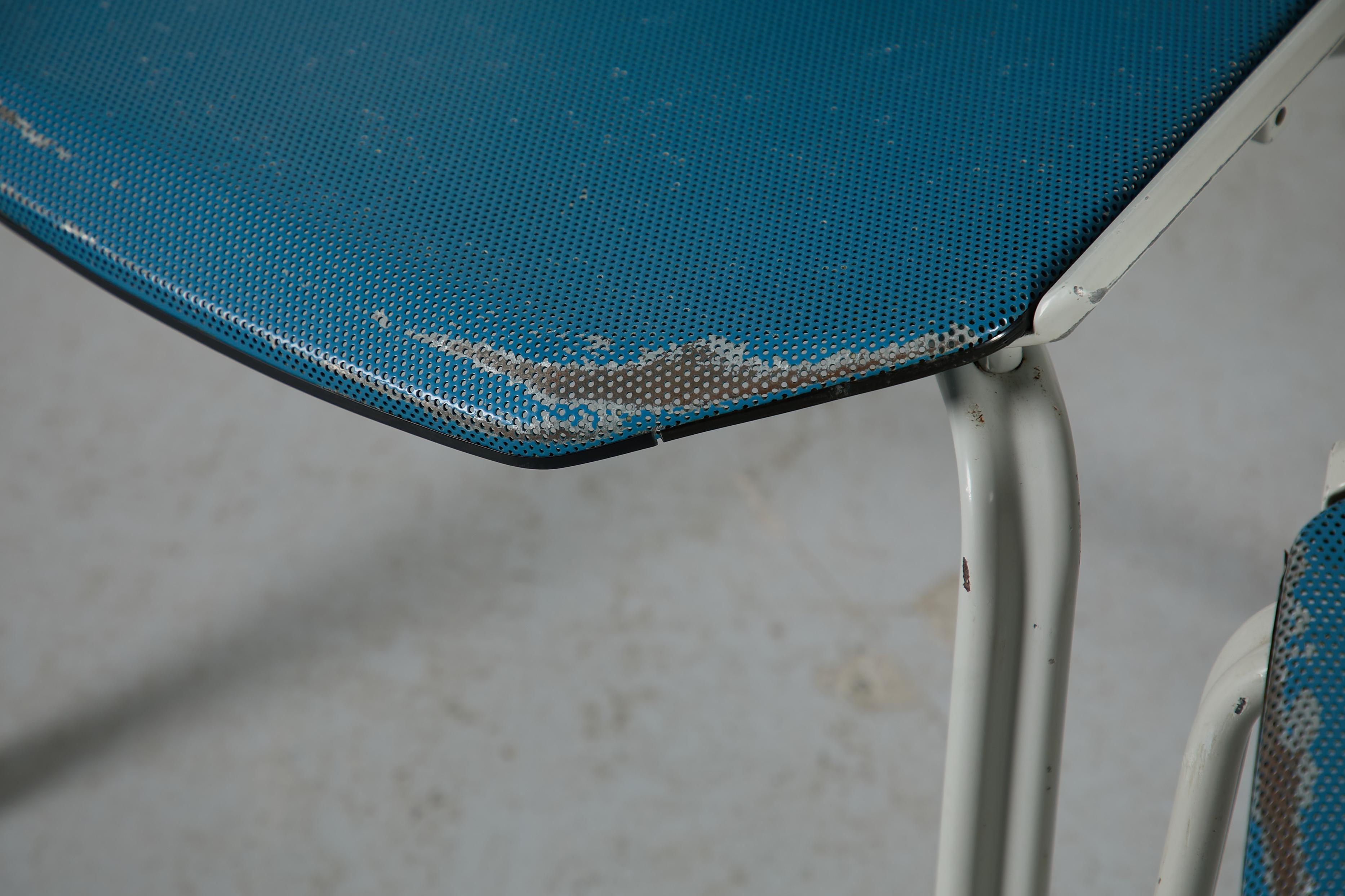 Sedie impilabili in metallo traforato ispirate a Ettore Sottsass in vendita 1