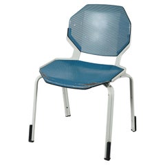 Sedie impilabili in metallo traforato ispirate a Ettore Sottsass