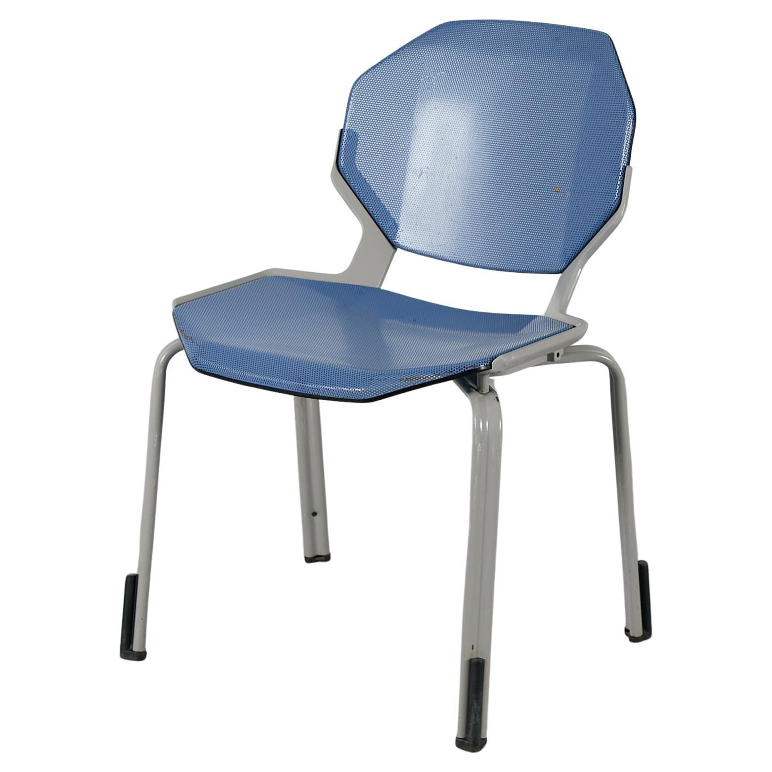 Sedie impilabili in metallo traforato ispirate a Ettore Sottsass in vendita