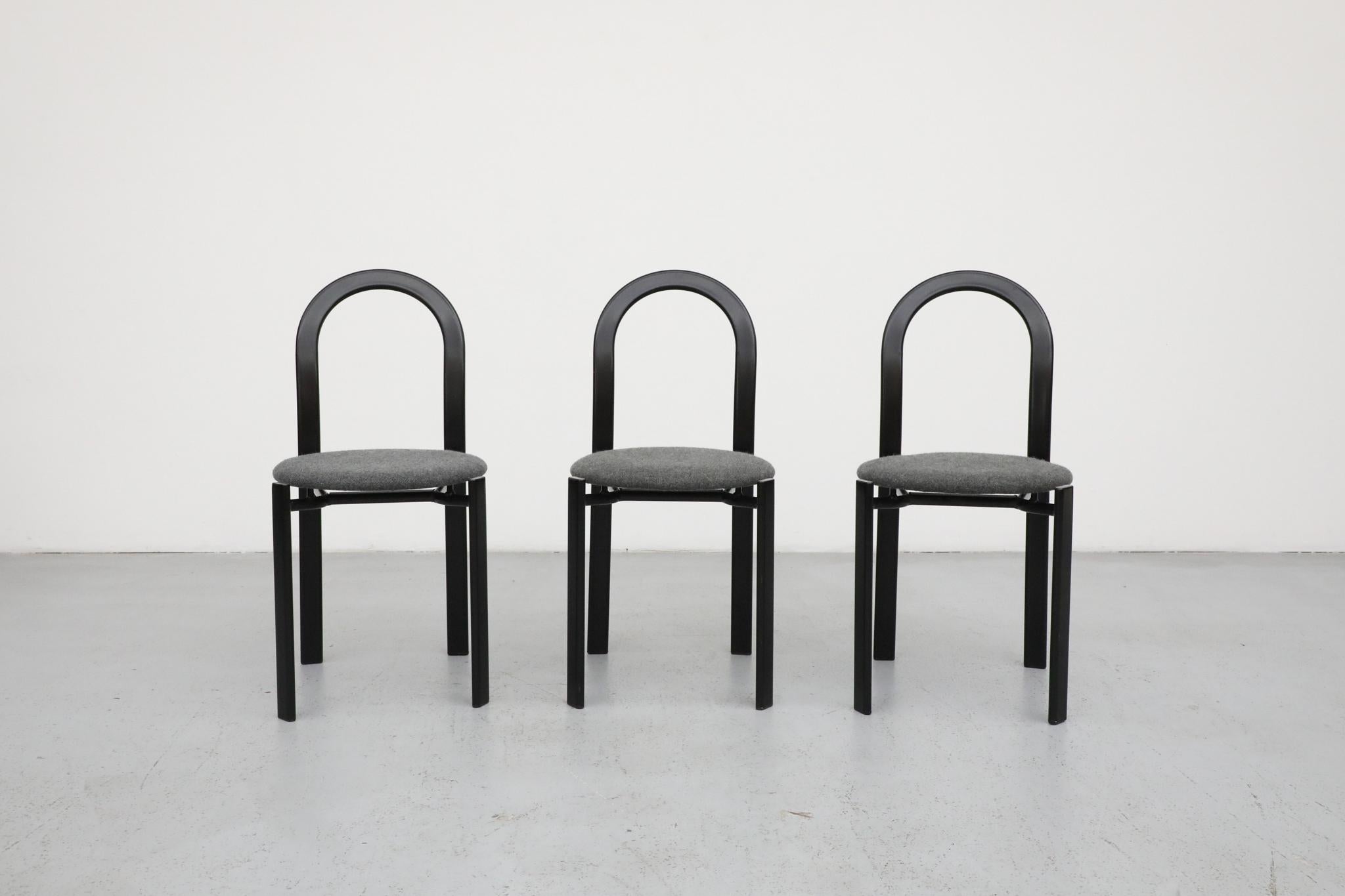 Una straordinaria sedia Post Modern di Samo, risalente agli anni '80, incarna un design audace che riecheggia fortemente l'estetica giocosa e rigorosa di Ettore Sottsass. Presenta una struttura in metallo smaltato nero e un caratteristico schienale