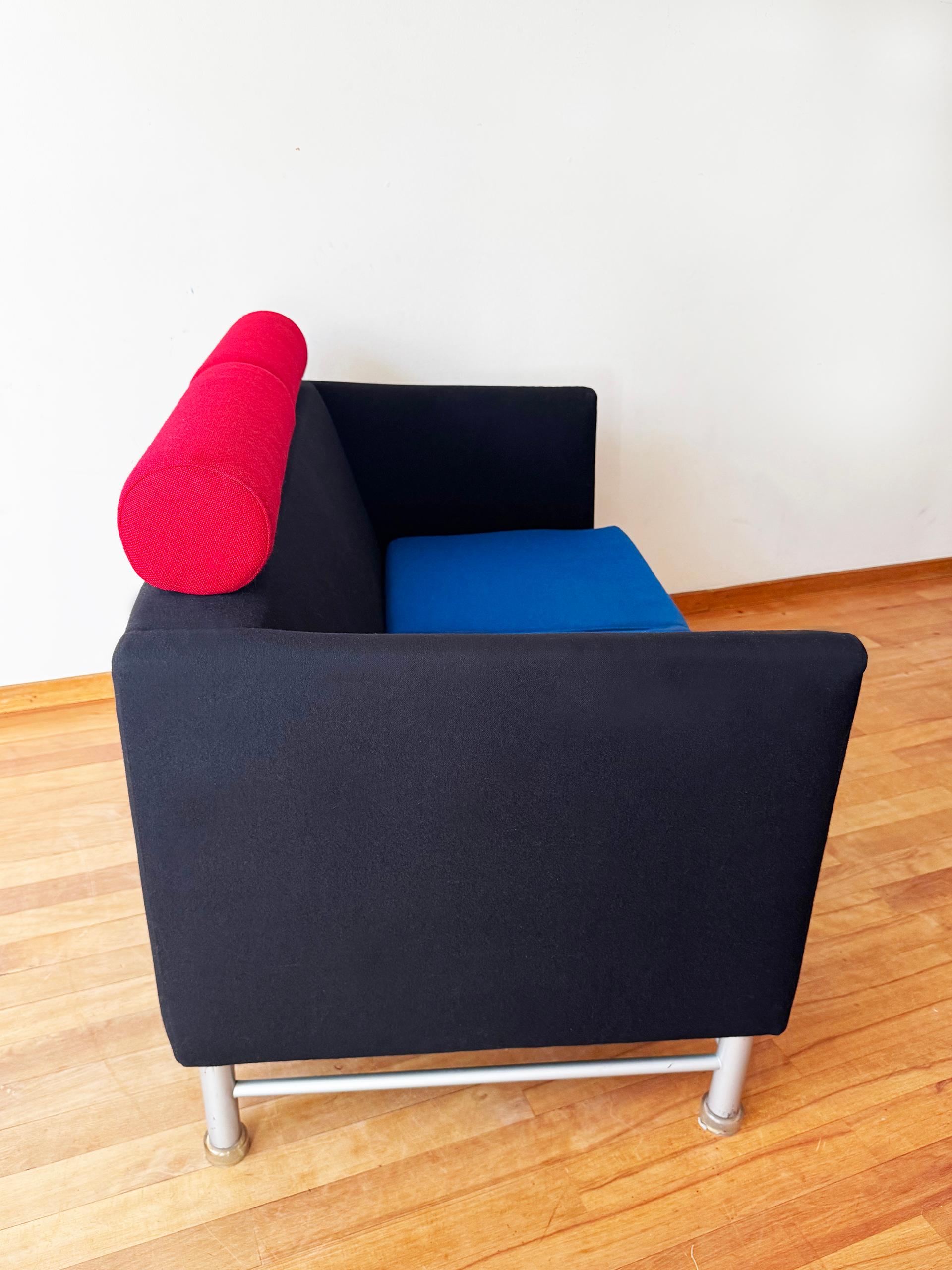 Italiano Ettore Sottsass Eastside Knoll 80s Memphis Sofa Nero, Blu + Rosso (2 disponibili) in vendita