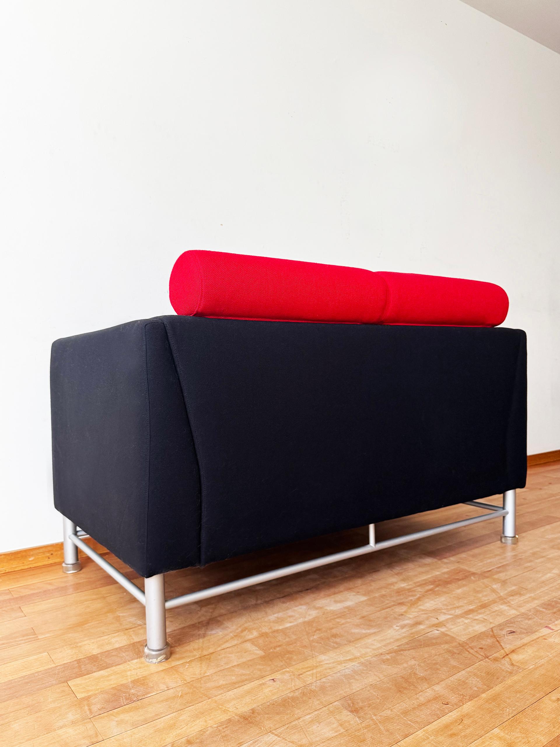 Ettore Sottsass Eastside Knoll 80s Memphis Sofa Nero, Blu + Rosso (2 disponibili) In condizioni ottime in vendita a Basel, BS