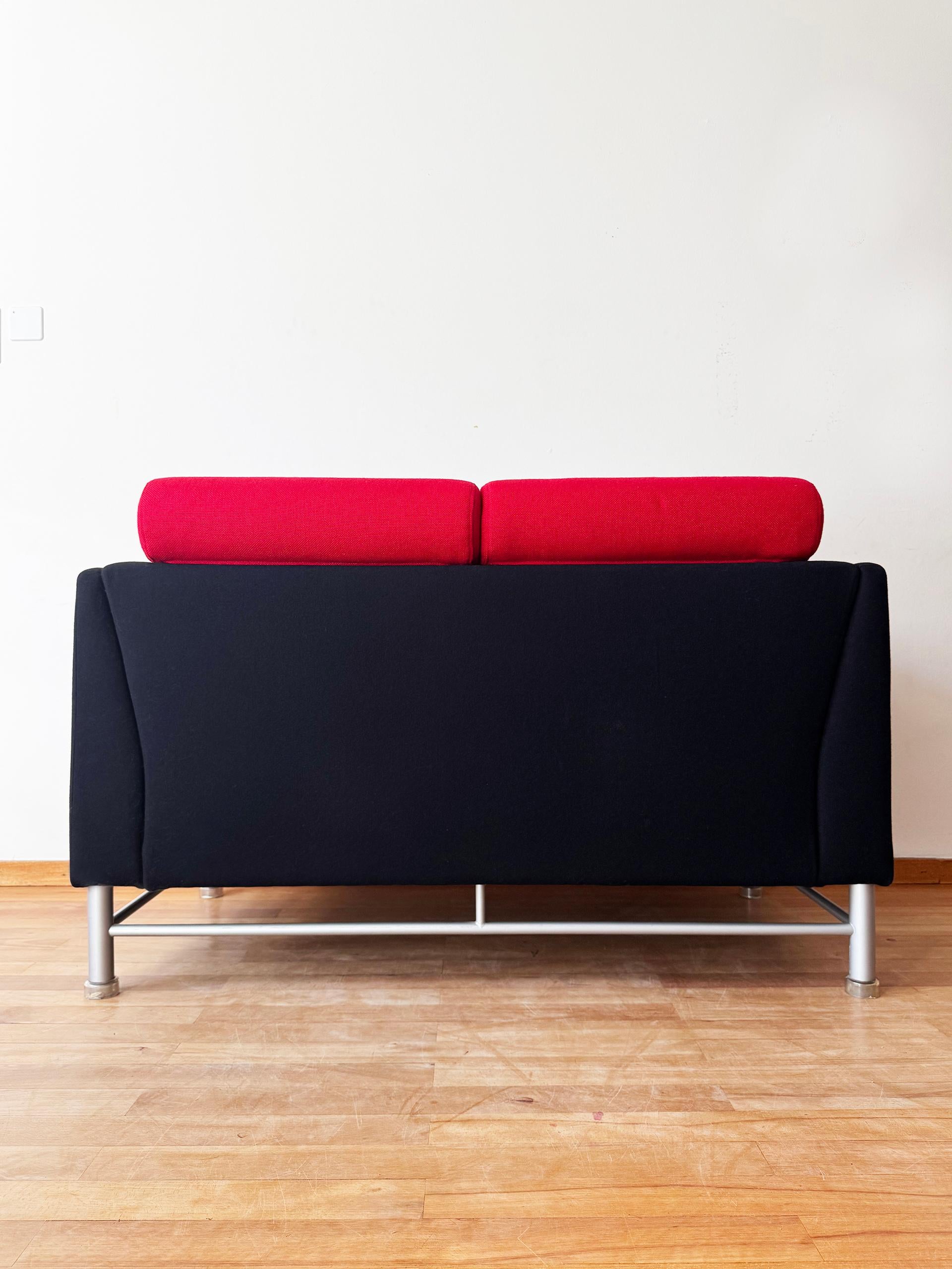 Fine XX secolo Ettore Sottsass Eastside Knoll 80s Memphis Sofa Nero, Blu + Rosso (2 disponibili) in vendita