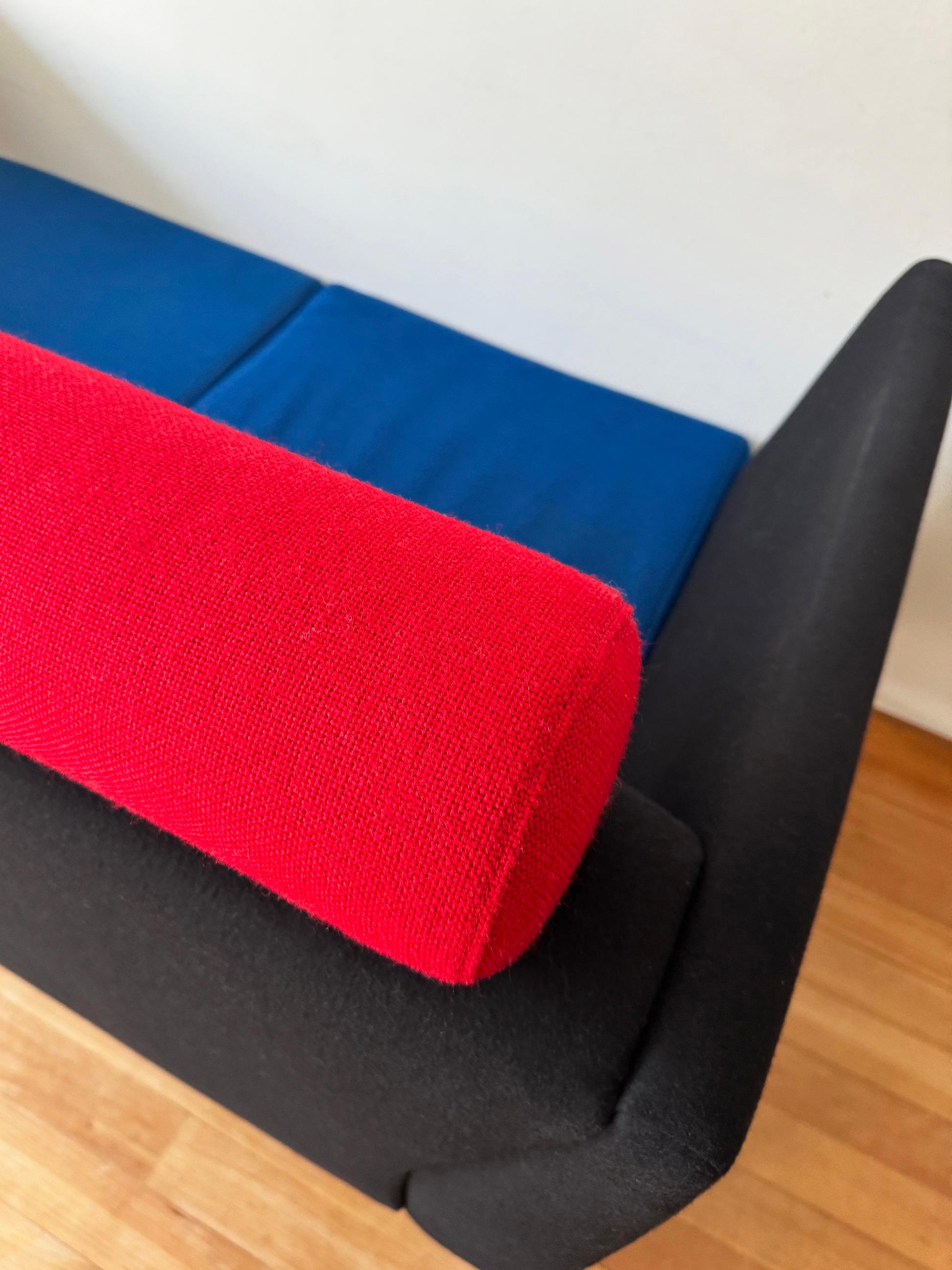 Metallo Ettore Sottsass Eastside Knoll 80s Memphis Sofa Nero, Blu + Rosso (2 disponibili) in vendita