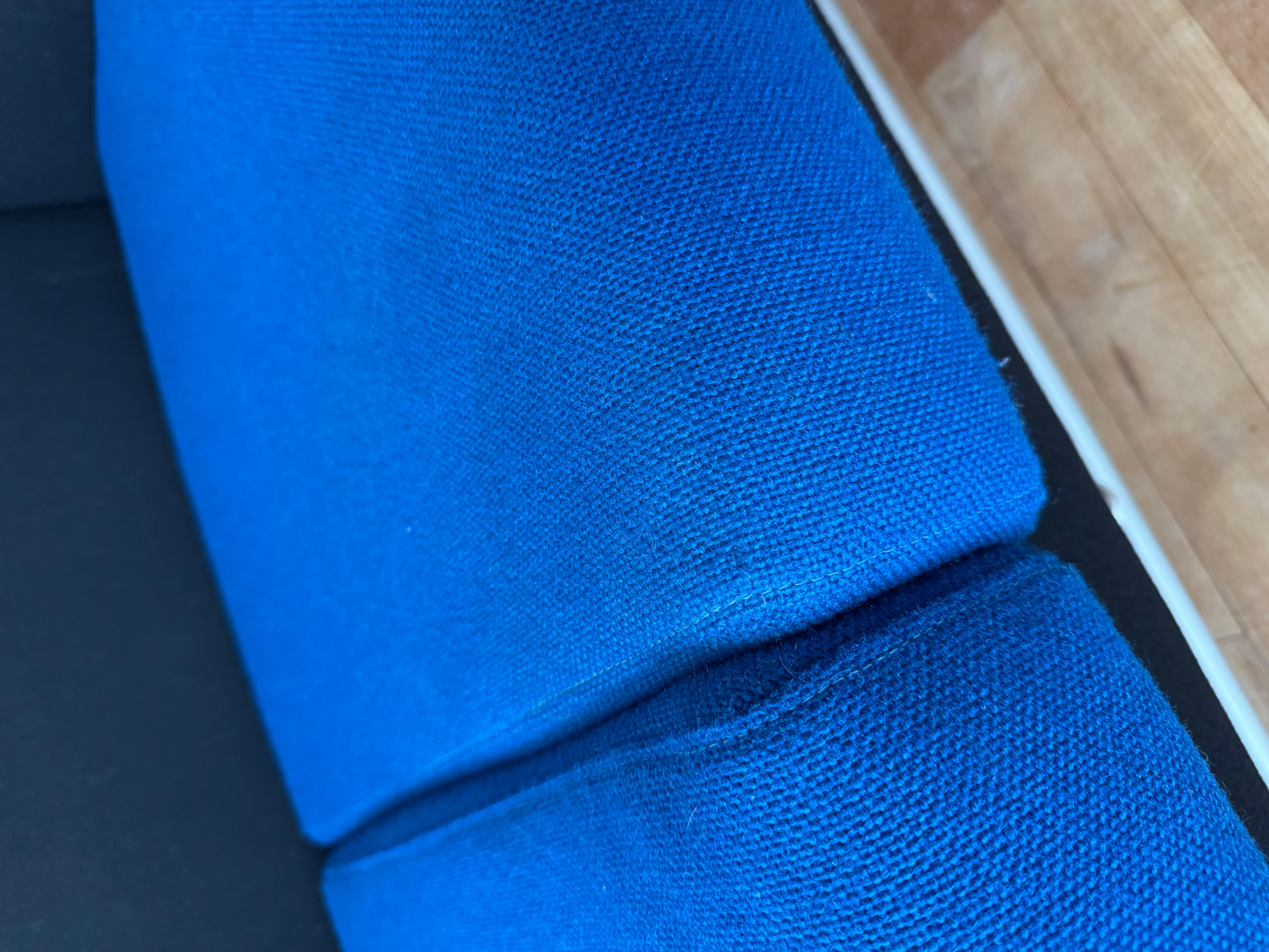 Ettore Sottsass Eastside Knoll 80s Memphis Sofa Nero, Blu + Rosso (2 disponibili) in vendita 1