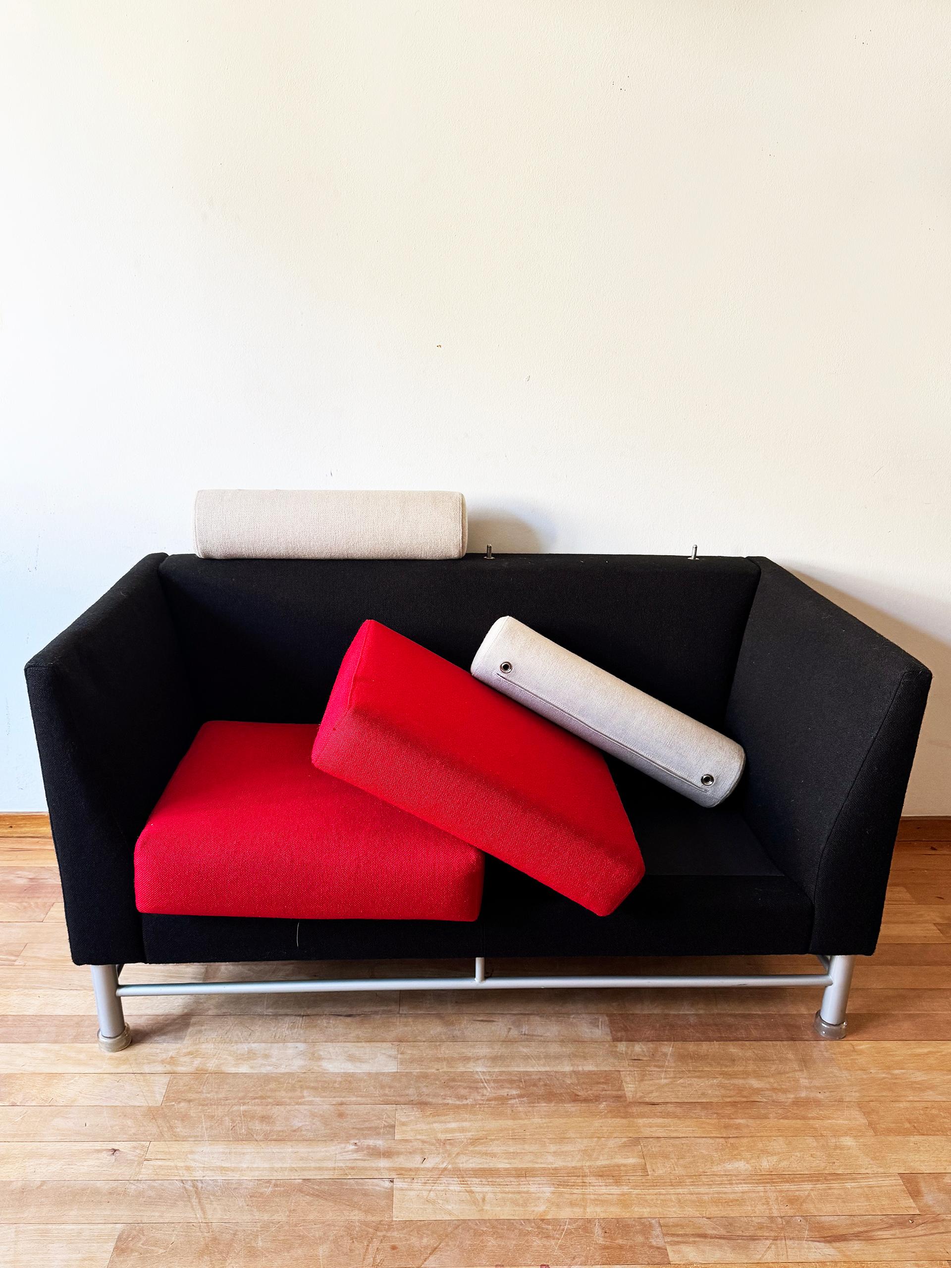 Ettore Sottsass Knoll Eastside 80s Memphis Sofa Schwarz, Beige + Rot (2 verfügbar) im Angebot 5