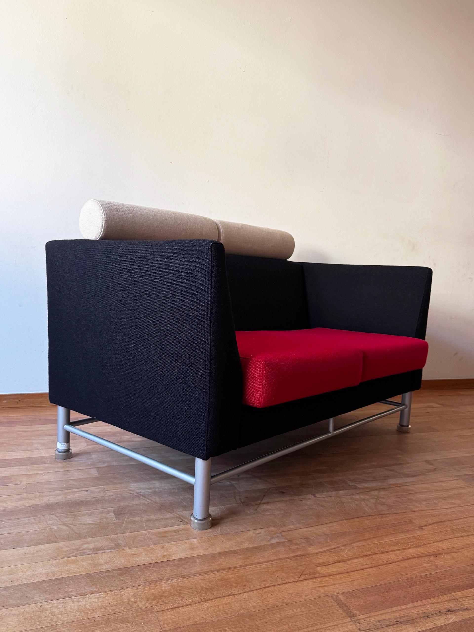 Ettore Sottsass Knoll Eastside 80s Memphis Sofa Schwarz, Beige + Rot (2 verfügbar) (Postmoderne) im Angebot