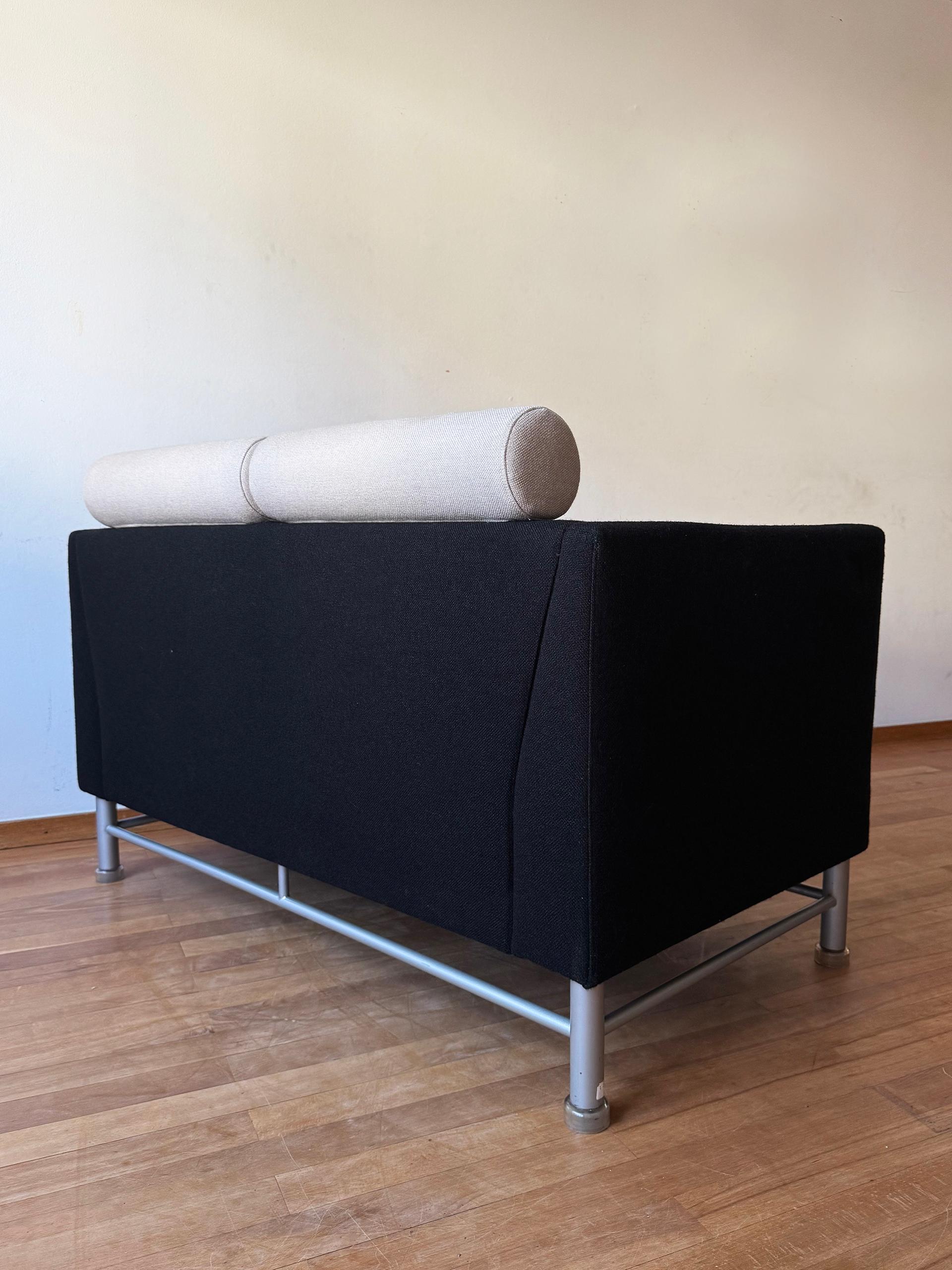 Ettore Sottsass Knoll Eastside 80s Memphis Sofa Schwarz, Beige + Rot (2 verfügbar) (Metall) im Angebot