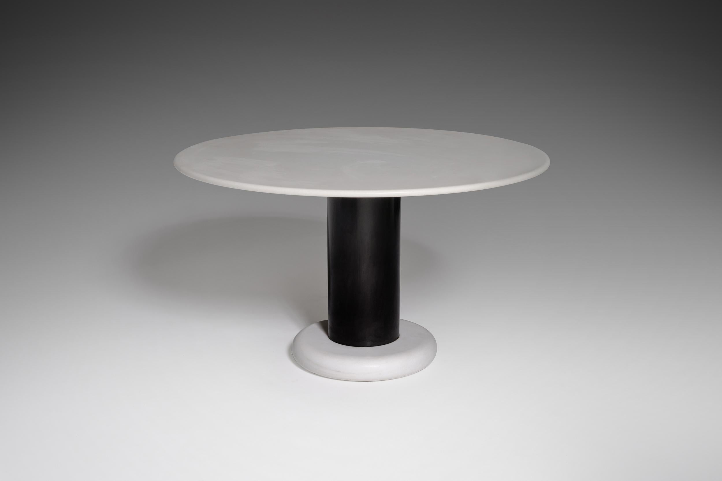 Exceptional ‘Lotto Rosso’ round pedestal dining table by Ettore Sottsass for Poltronova, Italy, 1965. Rare first production. Very well balanced design composed out of a round white marble top with nice C-shaped edges, a black lacquered metal