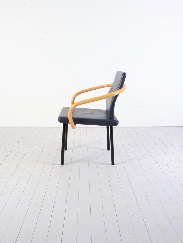 Ettore Sottsass für Knoll Mandarin Stühle, seltene Bambusarme. Seltenes blaues Leder.
Sehr guter Zustand, fast neuwertig.
Zusätzlich sind zwei Stühle ohne Armlehnen erhältlich.